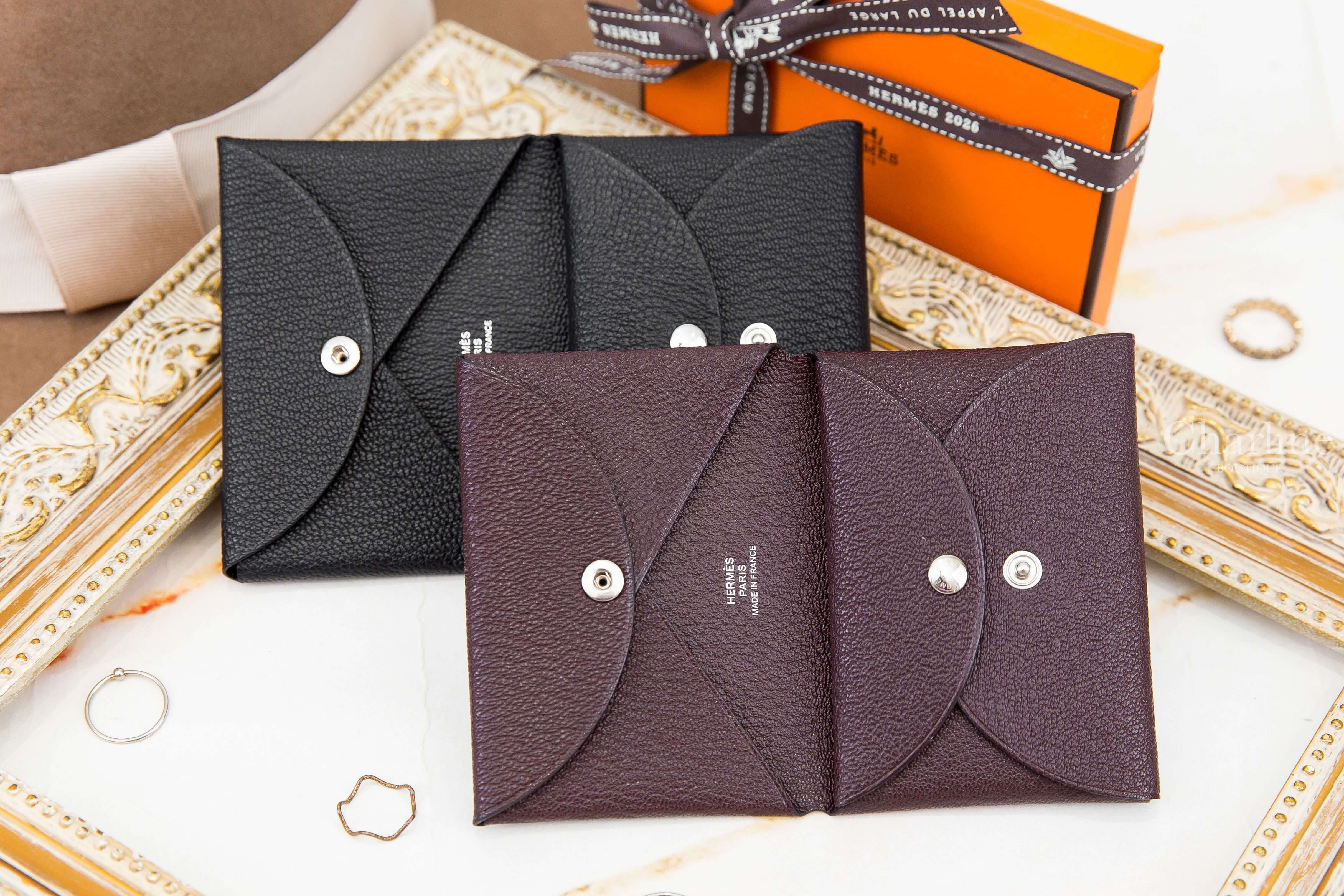 Hermès Calvi Duo Compact 馬鞍紅山羊皮信封釦式零錢袋卡片夾,Hermès Calvi Duo Compact 黑色山羊皮信封釦式零錢袋卡片夾-Charline Boutique 精品代購