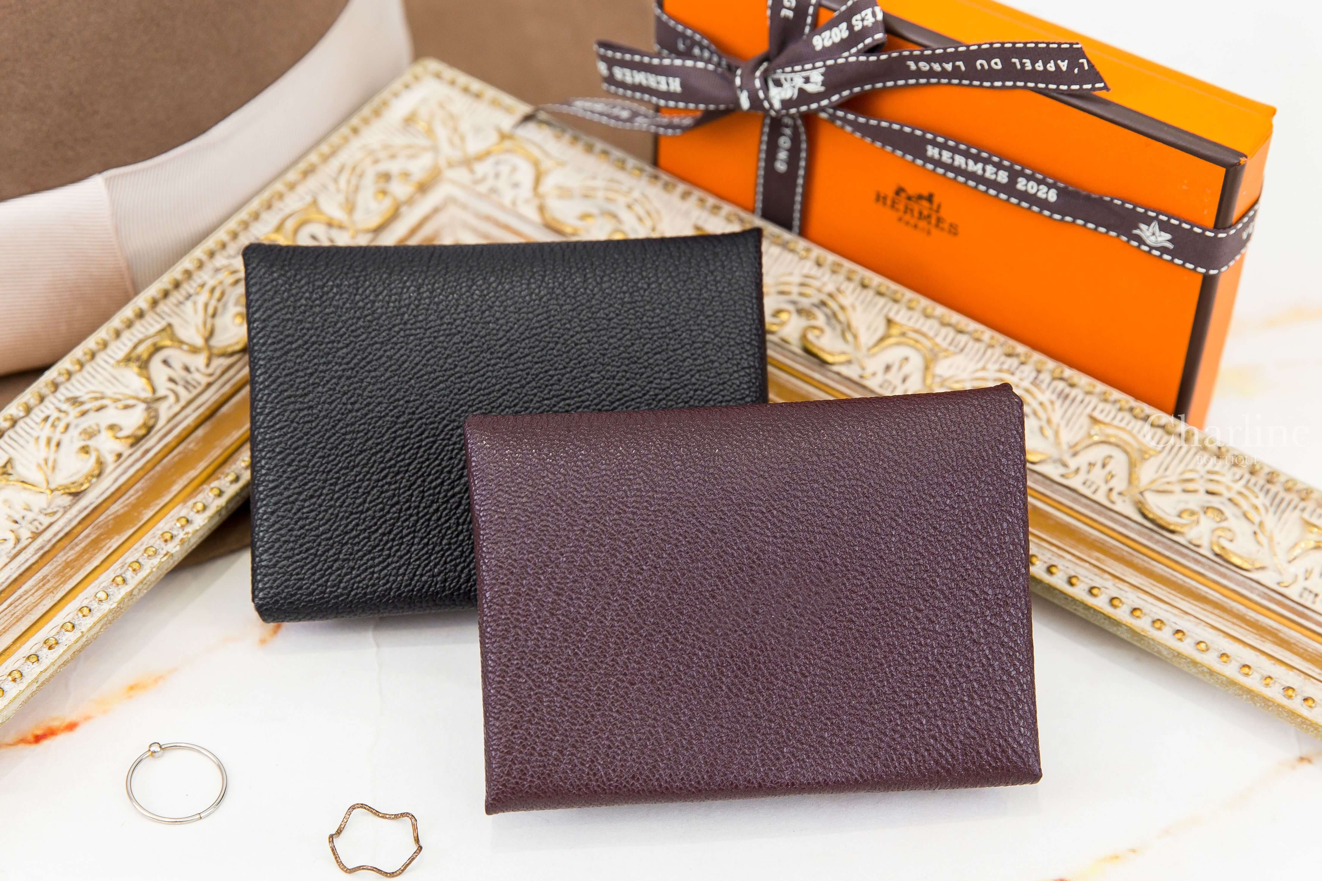 Hermès Calvi Duo Compact 馬鞍紅山羊皮信封釦式零錢袋卡片夾,Hermès Calvi Duo Compact 黑色山羊皮信封釦式零錢袋卡片夾-Charline Boutique 精品代購