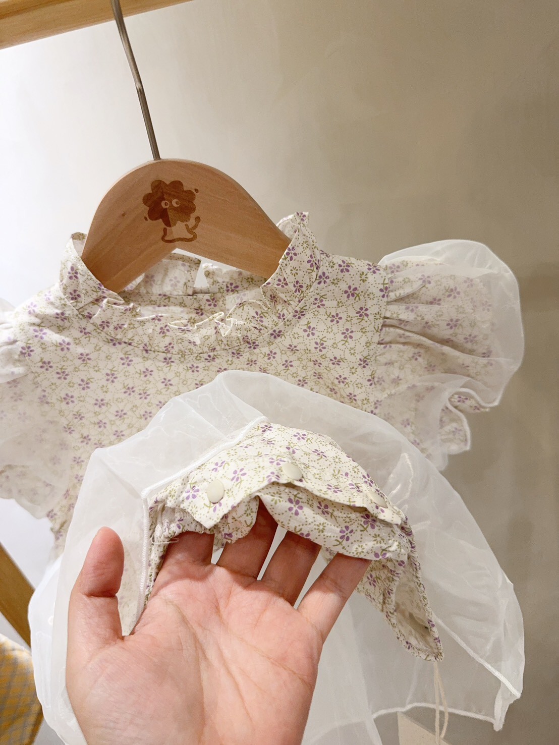 N35 紫花蕾絲拼接包屁衣