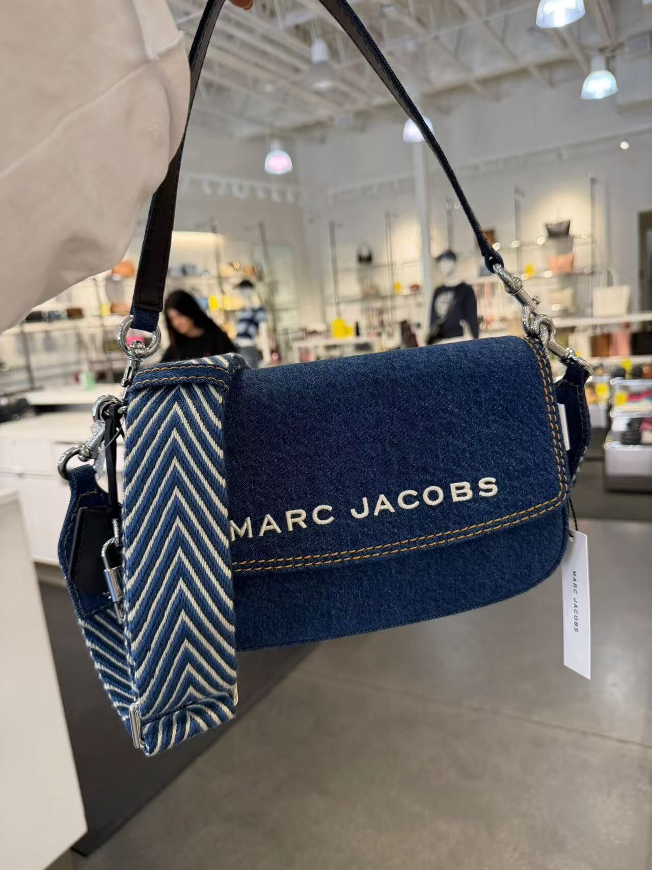 【直播】Marc Jacobs H060930 牛仔藍色腋下包