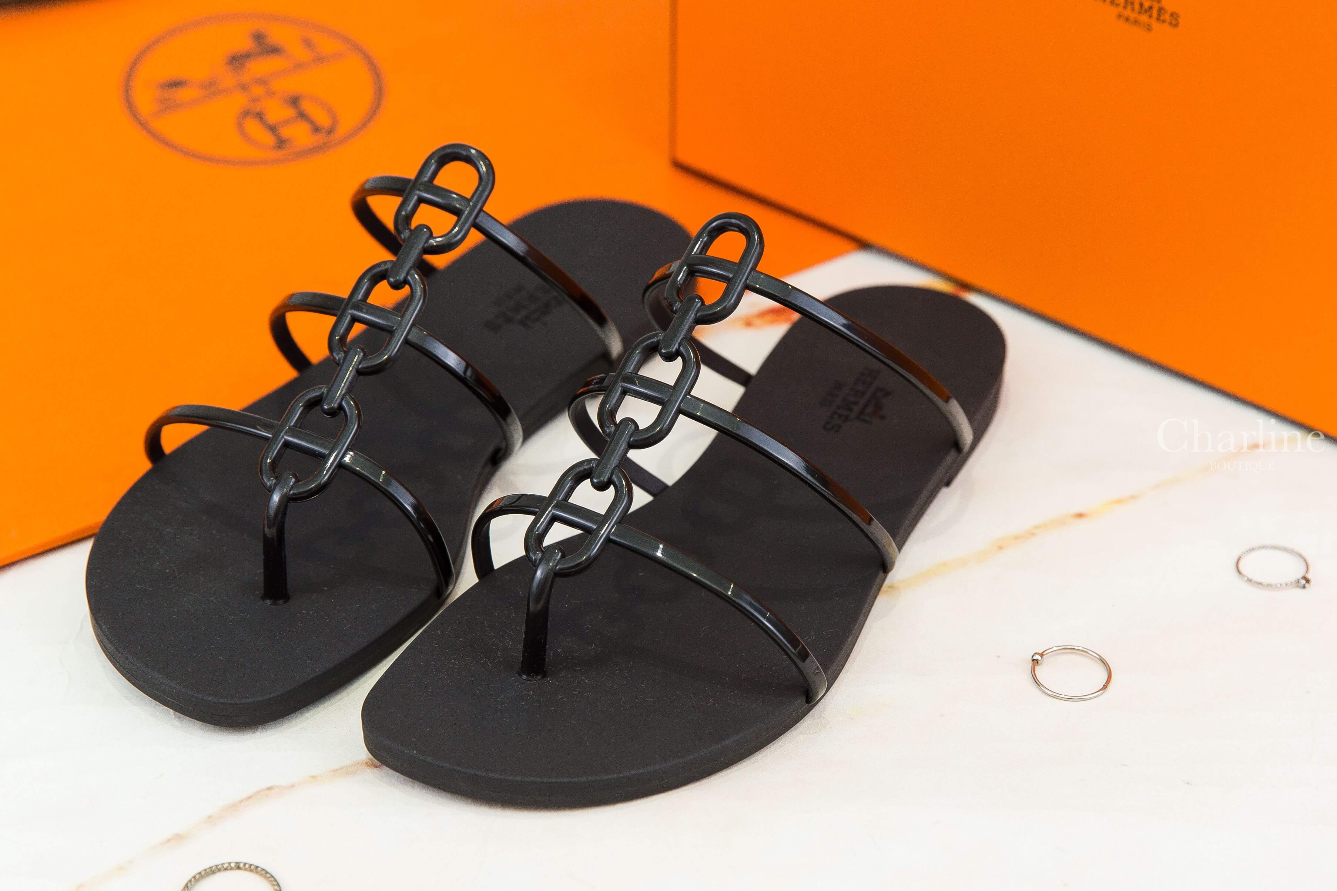 Hermès Mykonos Sandal 黑色θ橡膠人字平底拖鞋-Charline Boutique 精品代購