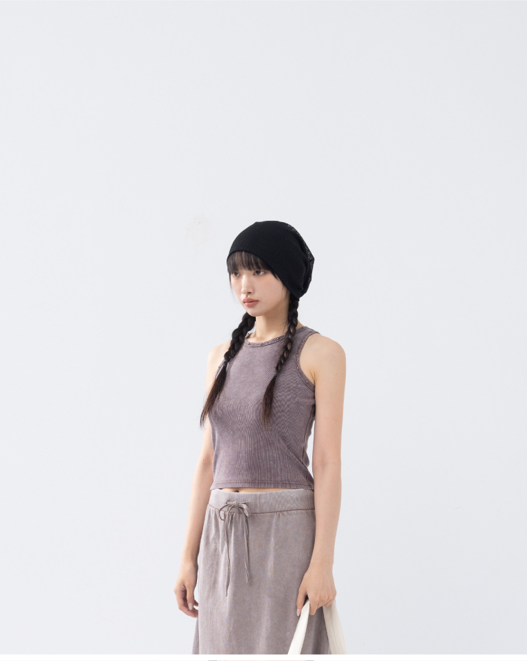 Riveted, washed, textured, tapered shoulder vest, available in S/M sizes in three colors.【01150480】in stock+pre-order
