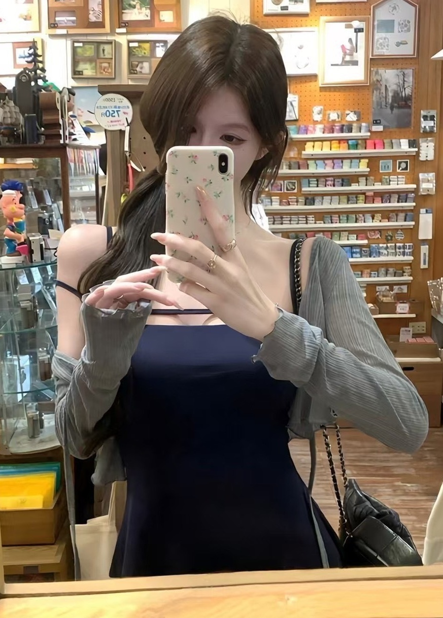 一槓深藍短洋+前綁灰罩衫