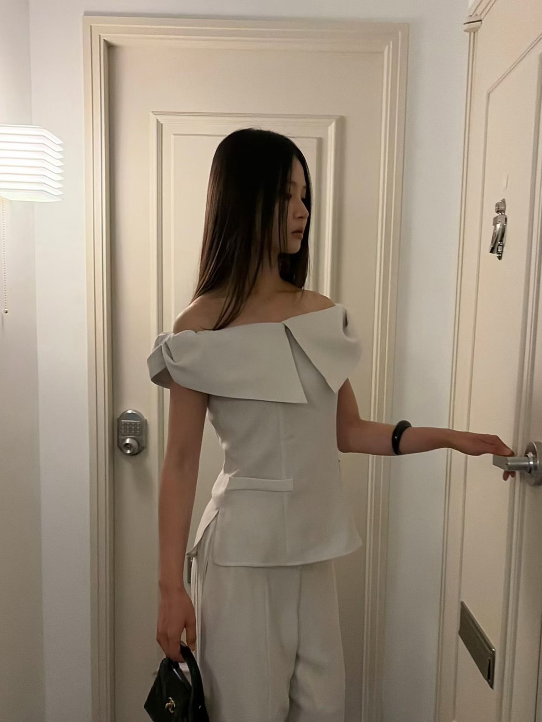 翻領露肩西裝布質感上衣