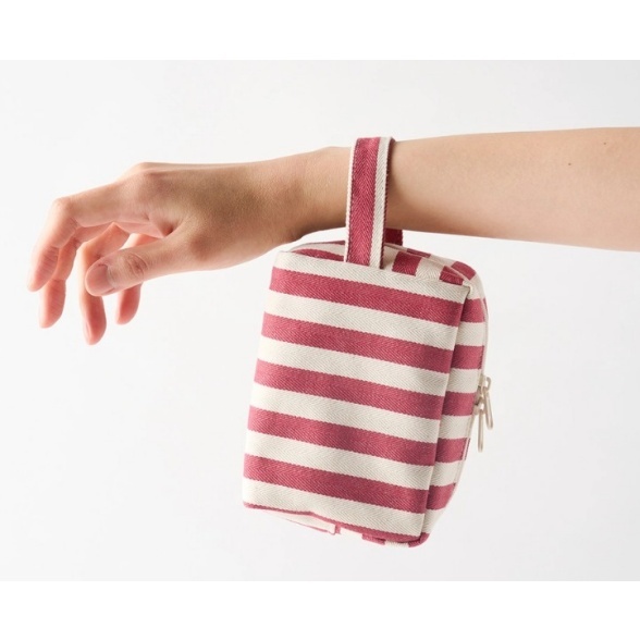 KOR-CCG0609-611 [aeyio] Square handle pouch Small_스퀘어 핸들 파우치 스몰_APO5000 (A11 Navy/B11 Red)