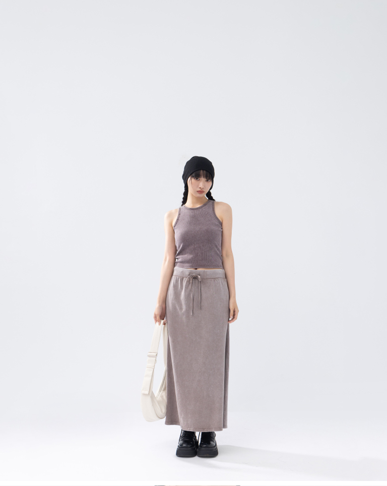 Riveted, washed, textured, tapered shoulder vest, available in S/M sizes in three colors.【01150480】in stock+pre-order