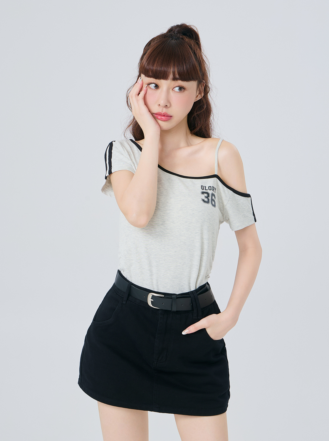 斜肩小字印花上衣