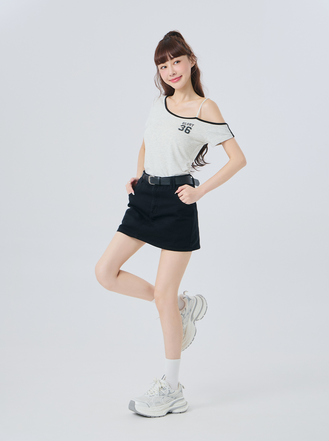 斜肩小字印花上衣