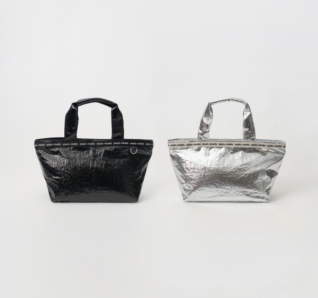 KOR-CCG0609-608 [aeyio] GLOSSY MINI TOTE BAG_글로시 미니 토트백_ATO4002 (A8 Black/B8 SIlver)