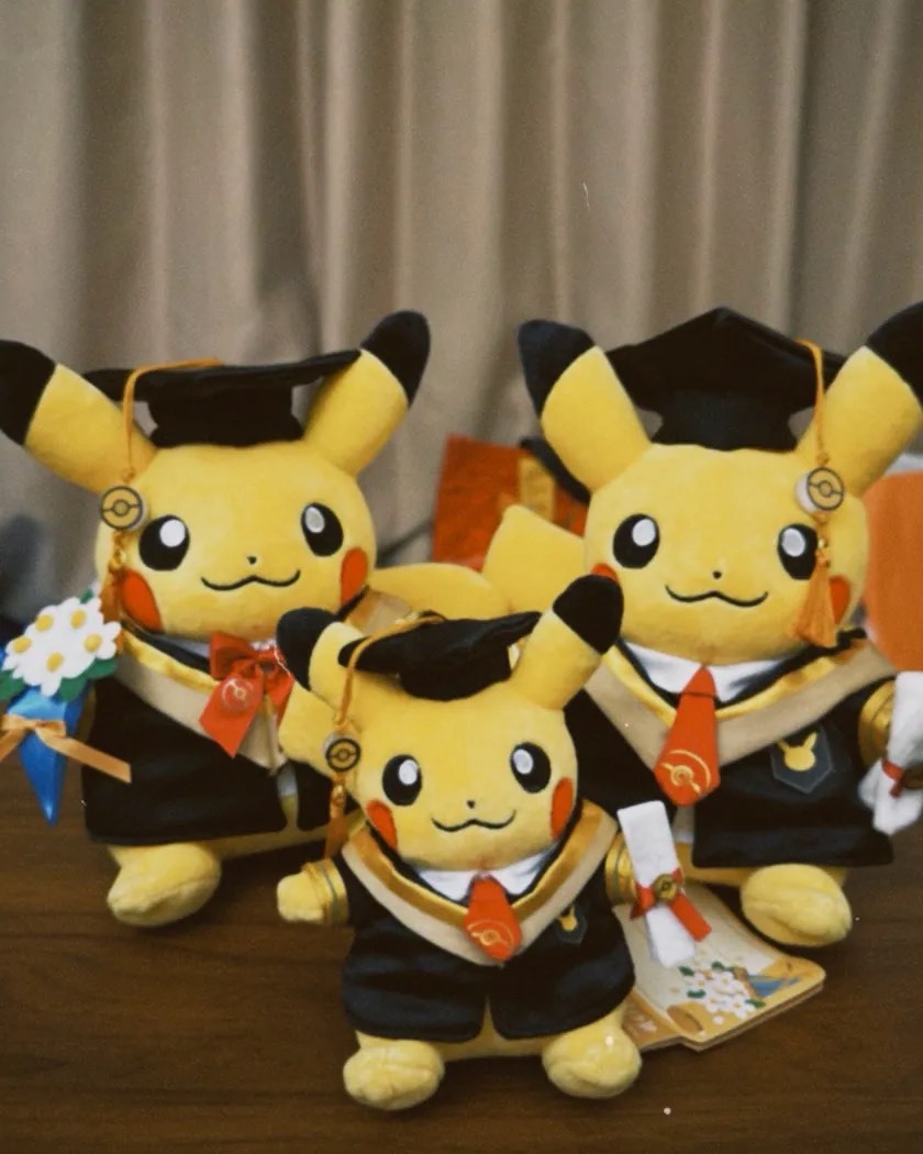 正版授權 POKÉMON 寶可夢 我們畢業啦系列 畢業皮卡 毛絨 吊飾 玩偶