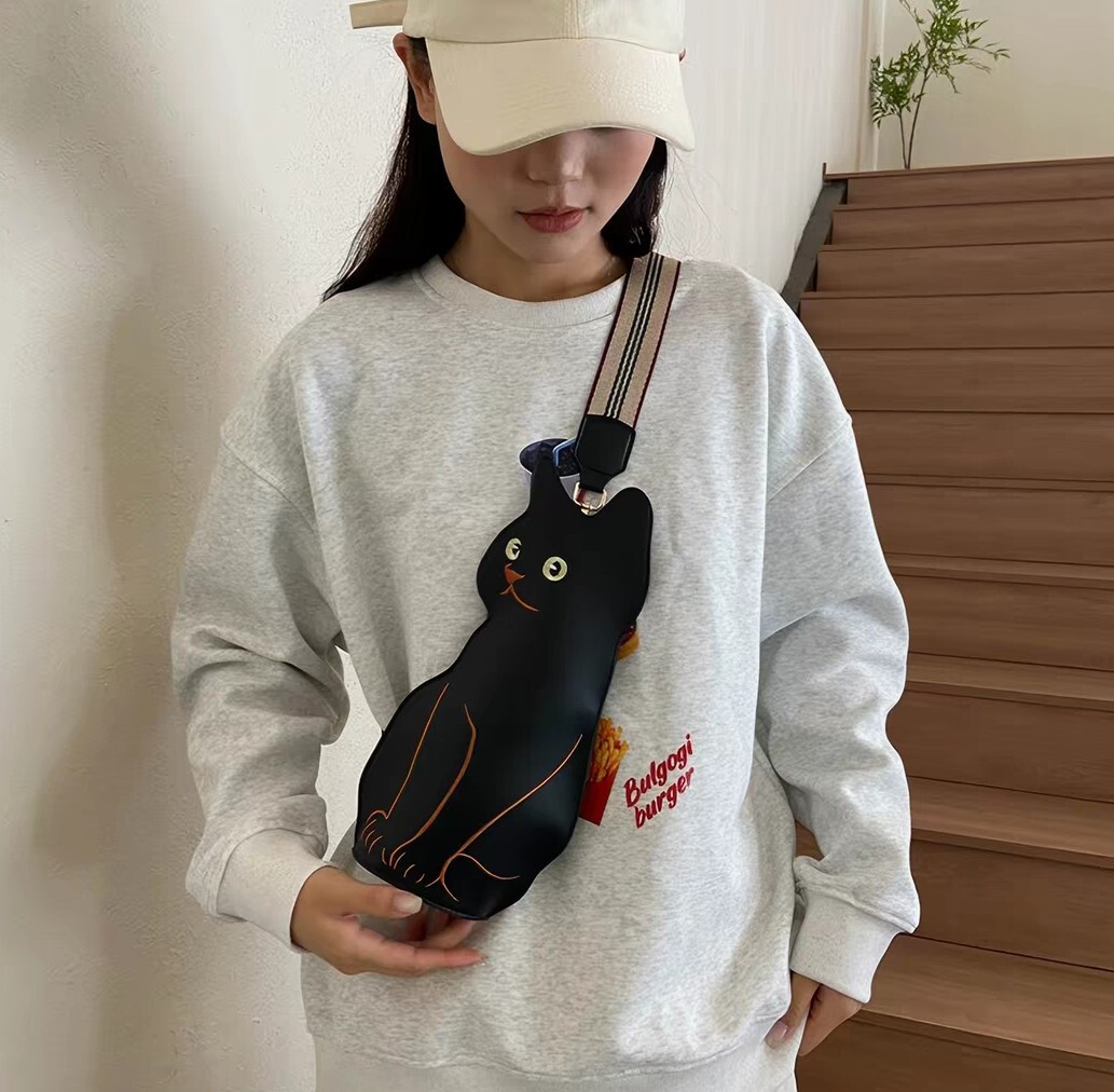小黑貓刺繡皮革斜背包