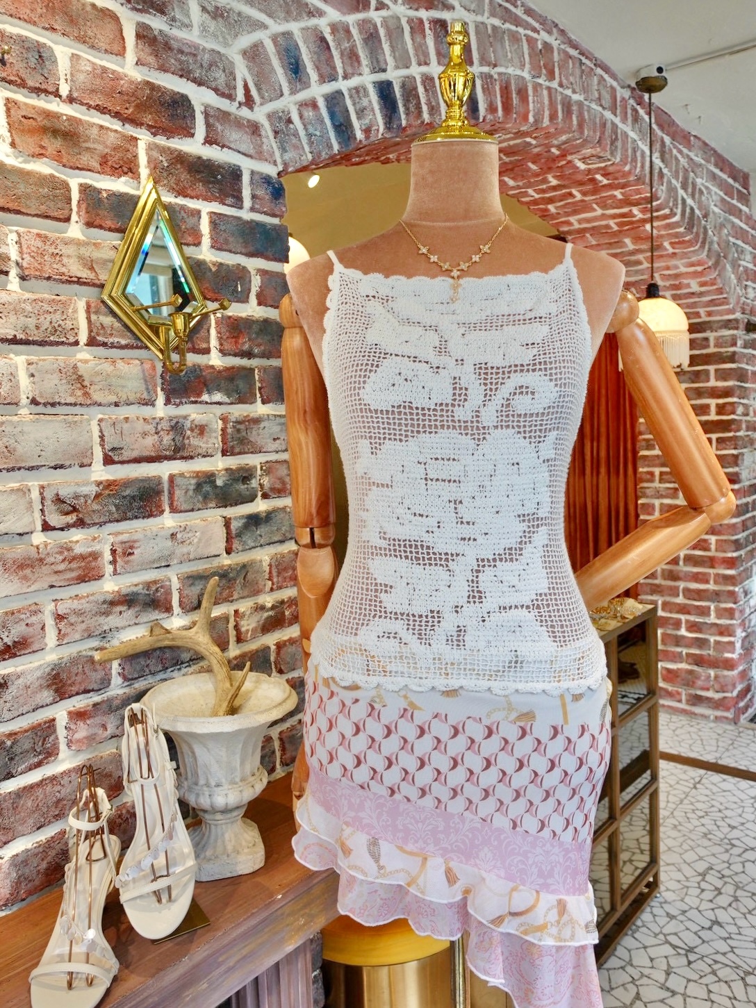 Lace Crochet奶油白色手勾蕾絲花露背上衣