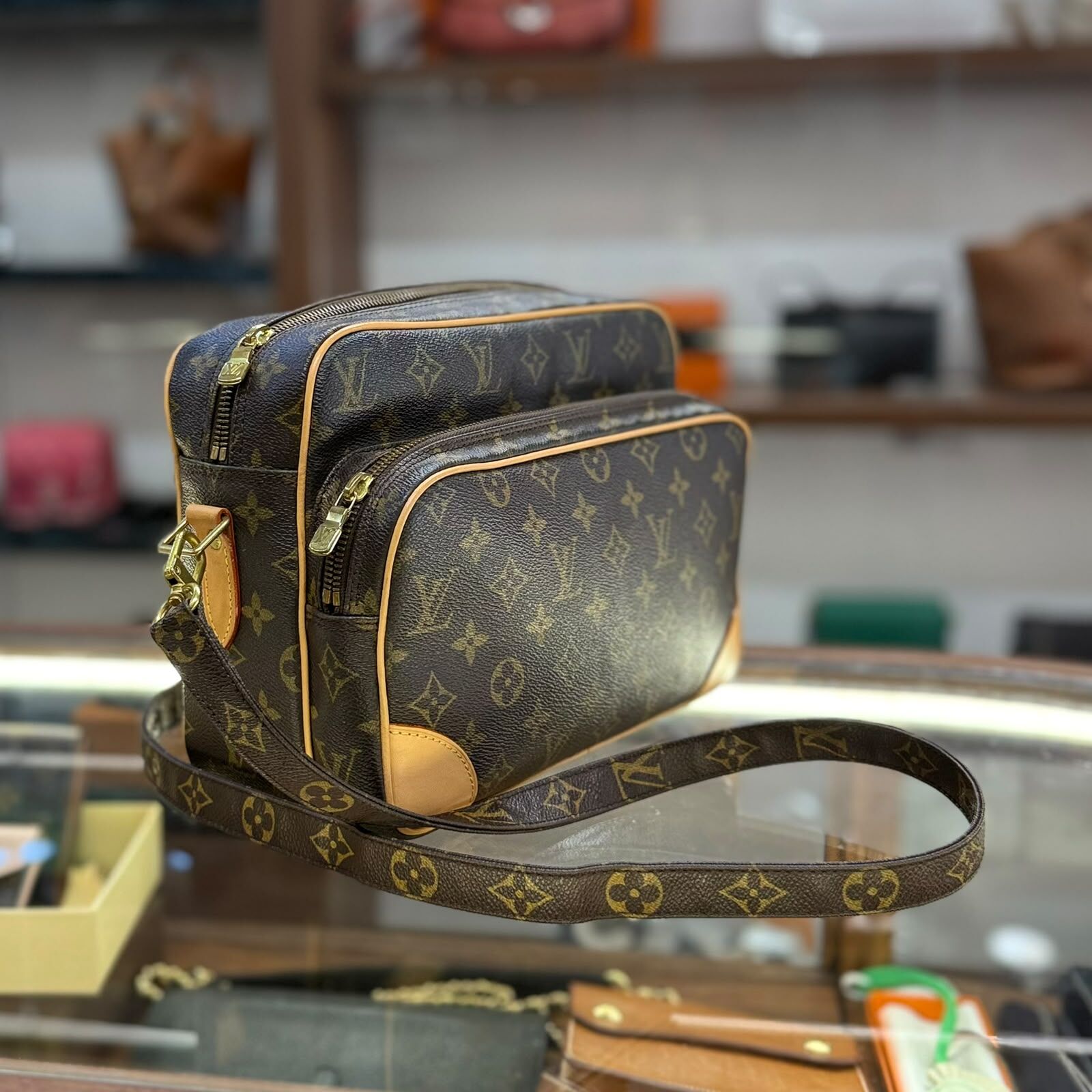 90%NEW USED LV  CROSSBOBY M45244 MONOGRAM MESSENGER 雙層相機袋