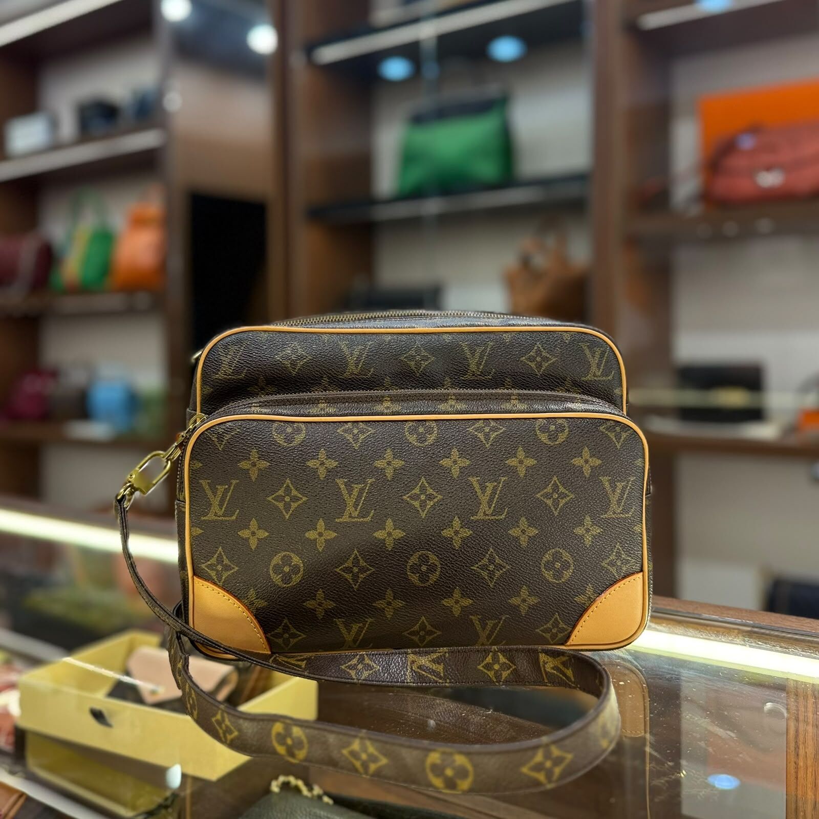 90%NEW USED LV  CROSSBOBY M45244 MONOGRAM MESSENGER 雙層相機袋
