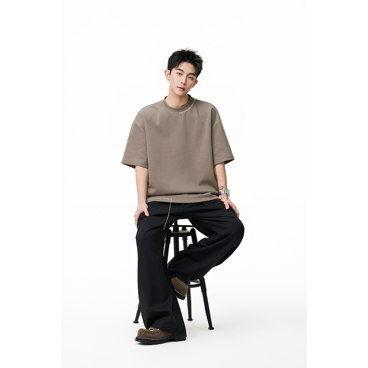 6M06 不對稱刺繡造型短TEE 四色