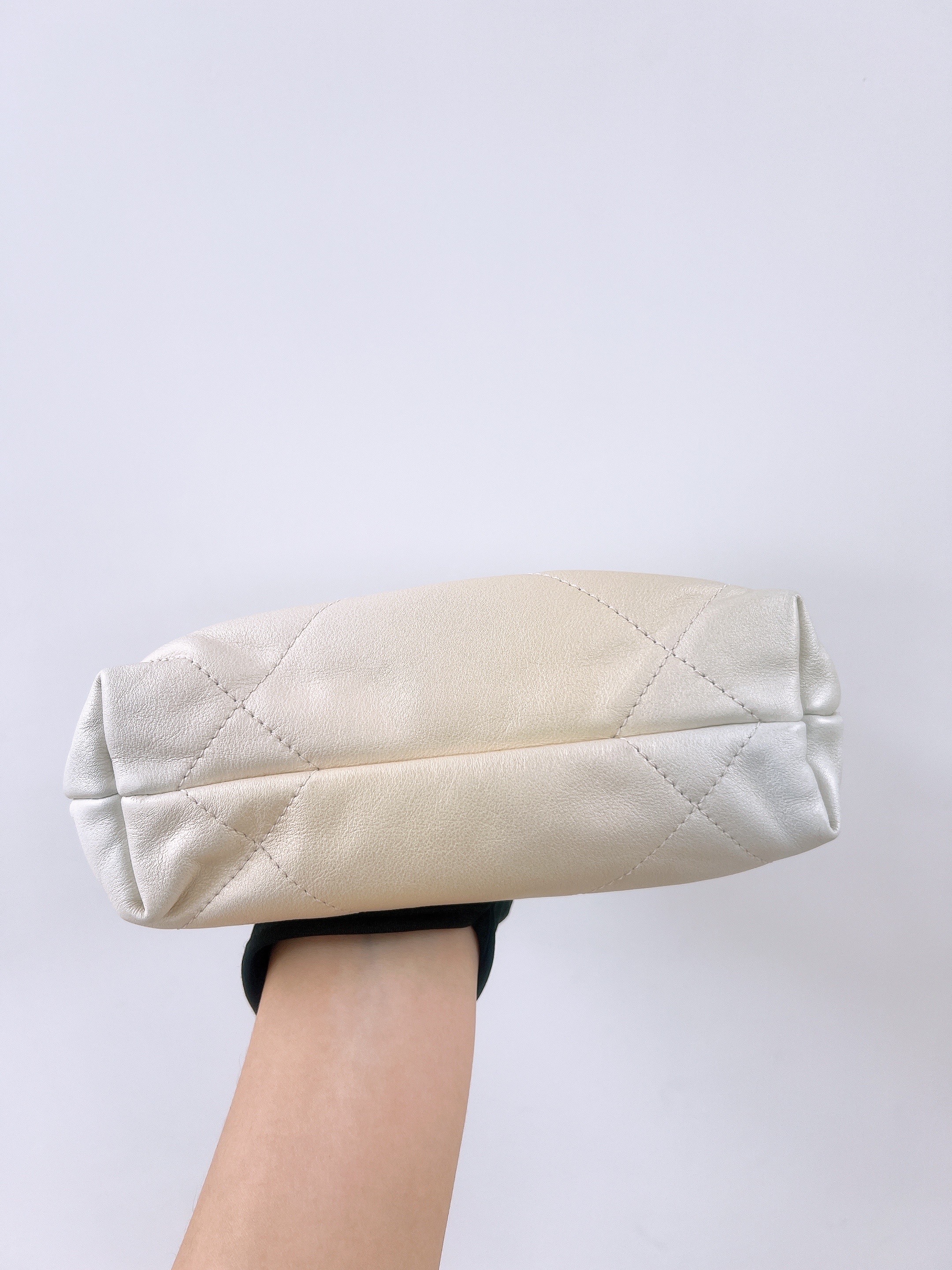Chanel 22 mini (iridescent beige GHW)
