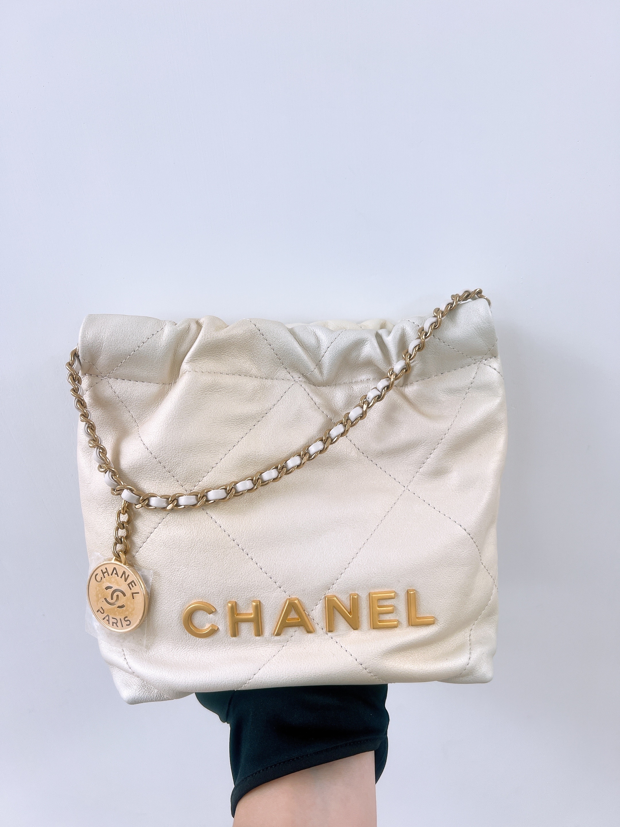 Chanel 22 mini (iridescent beige GHW)