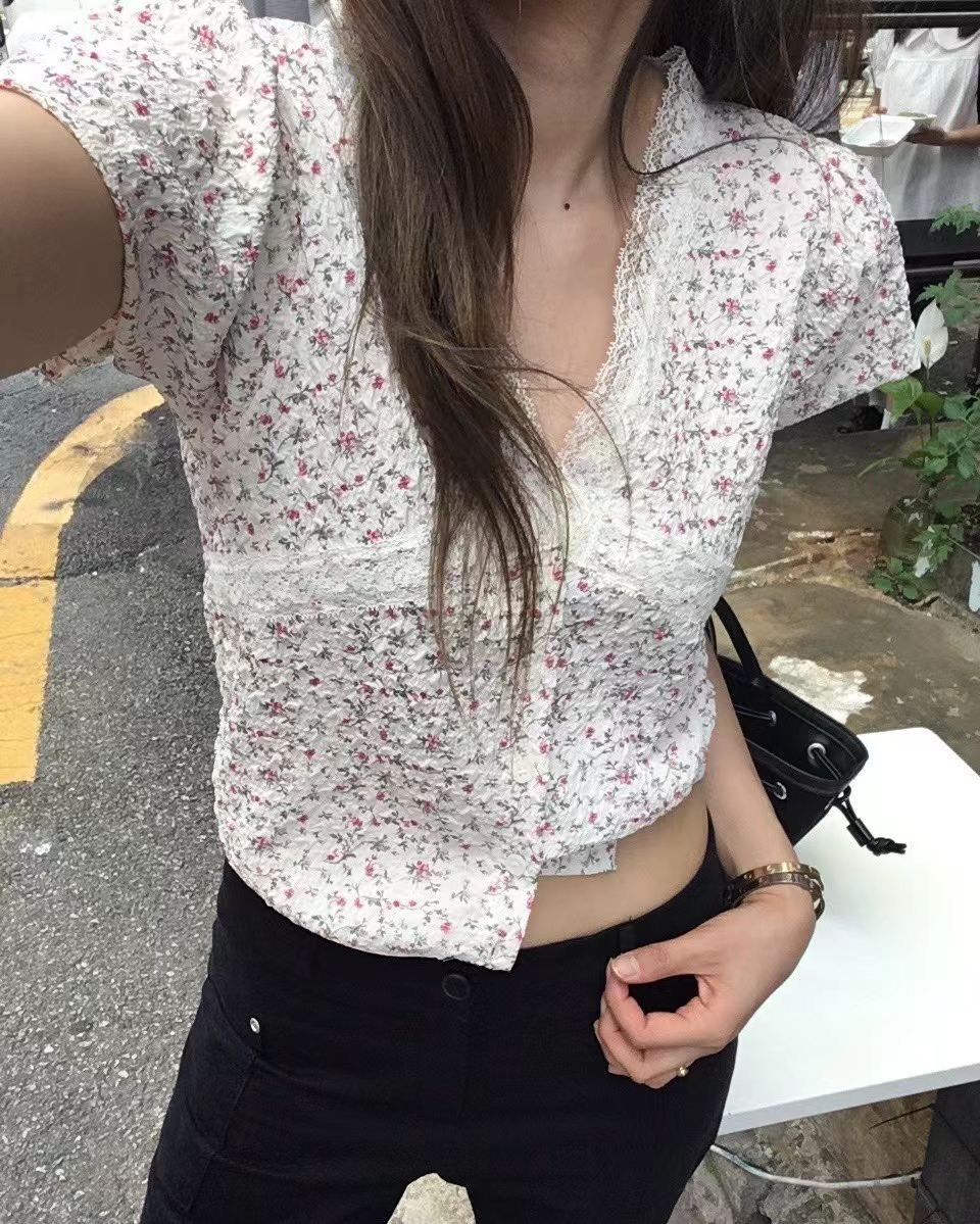 印花V蕾上衣