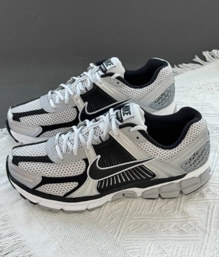 【Luxury】現貨特價 NIKE ZOOM VOMERO 5 金屬黑銀 黑灰銀 銀色 FJ4151-004 輕量慢跑