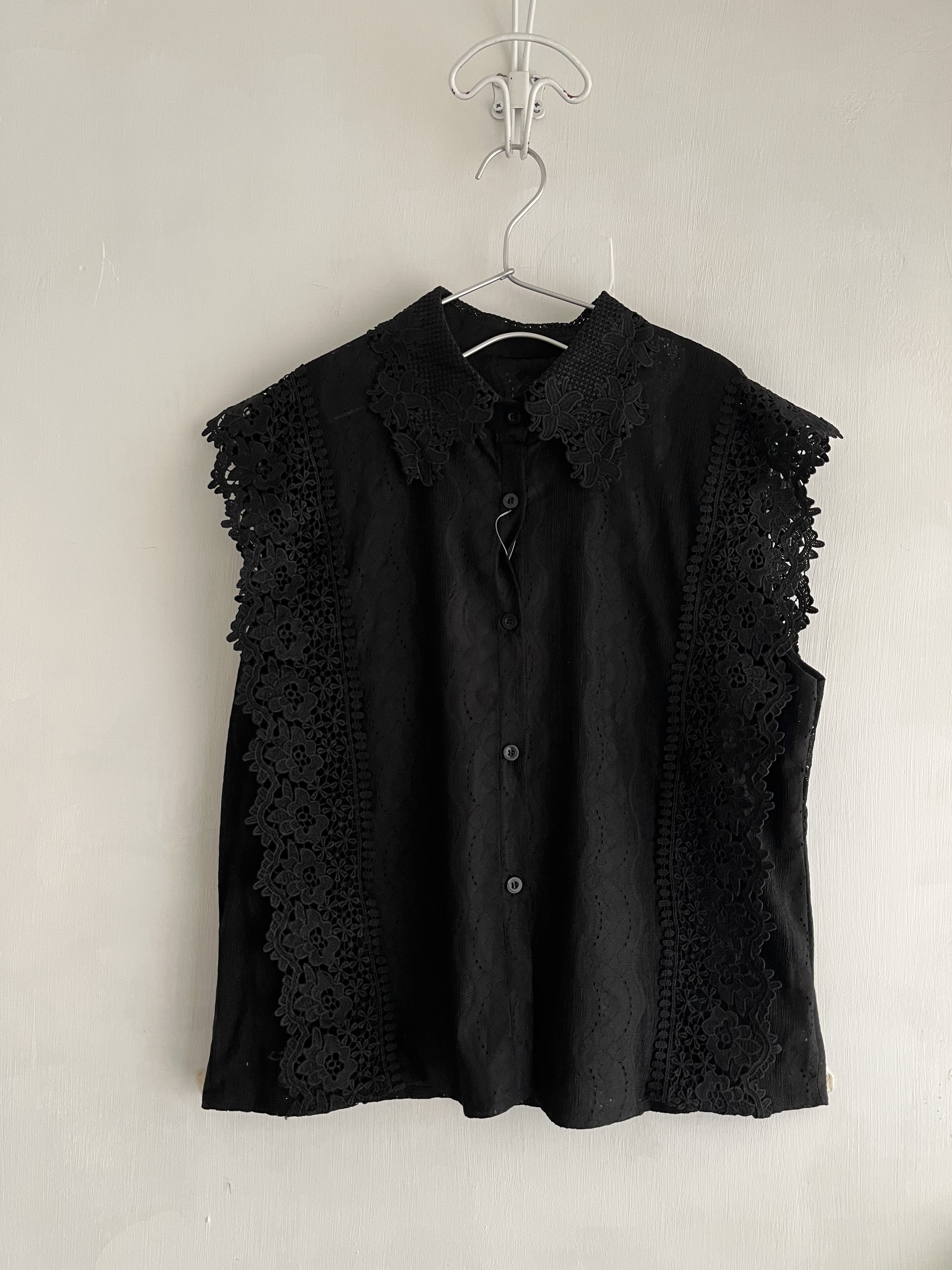 黑色刺繡通花邊top