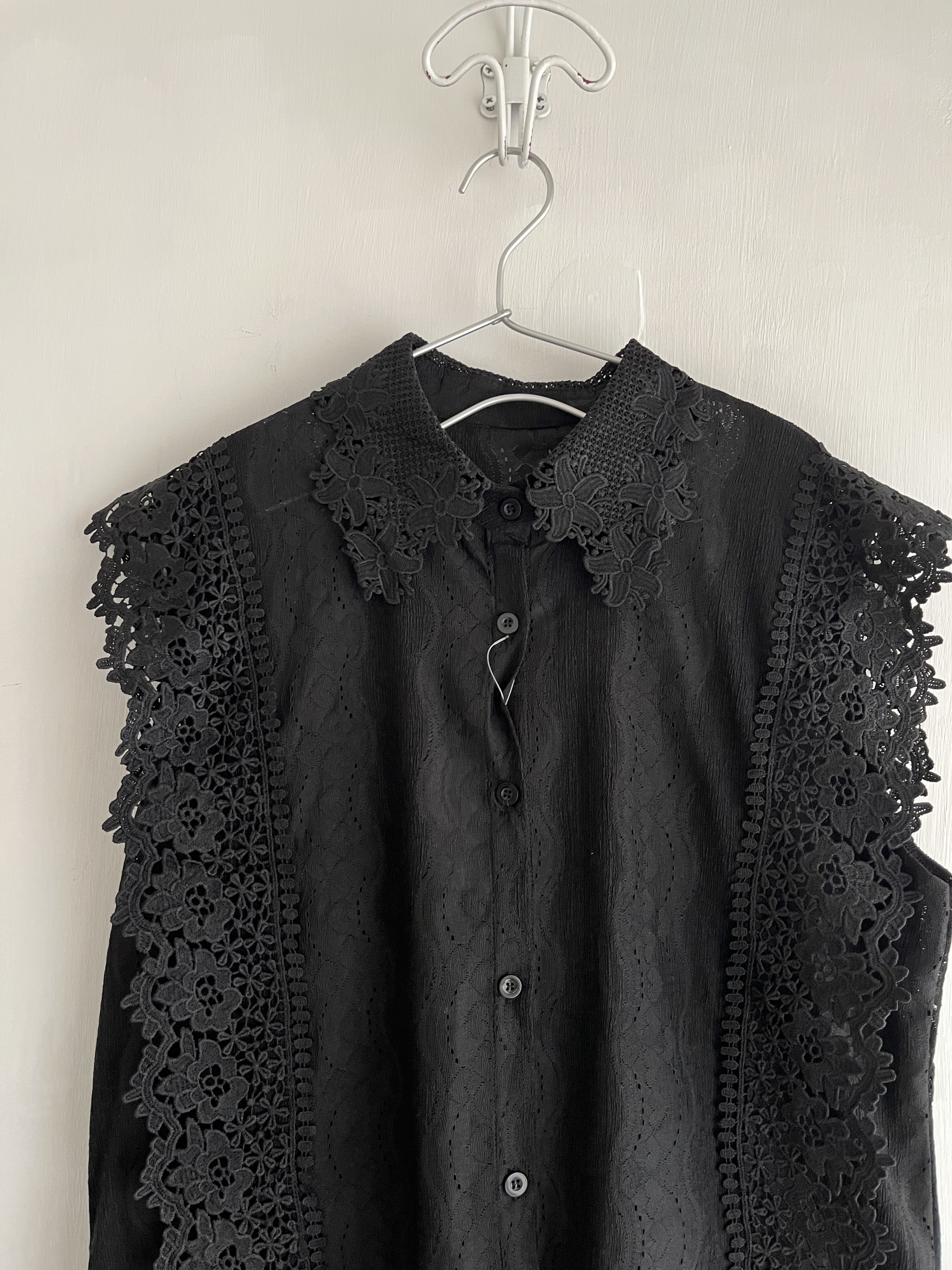 黑色刺繡通花邊top