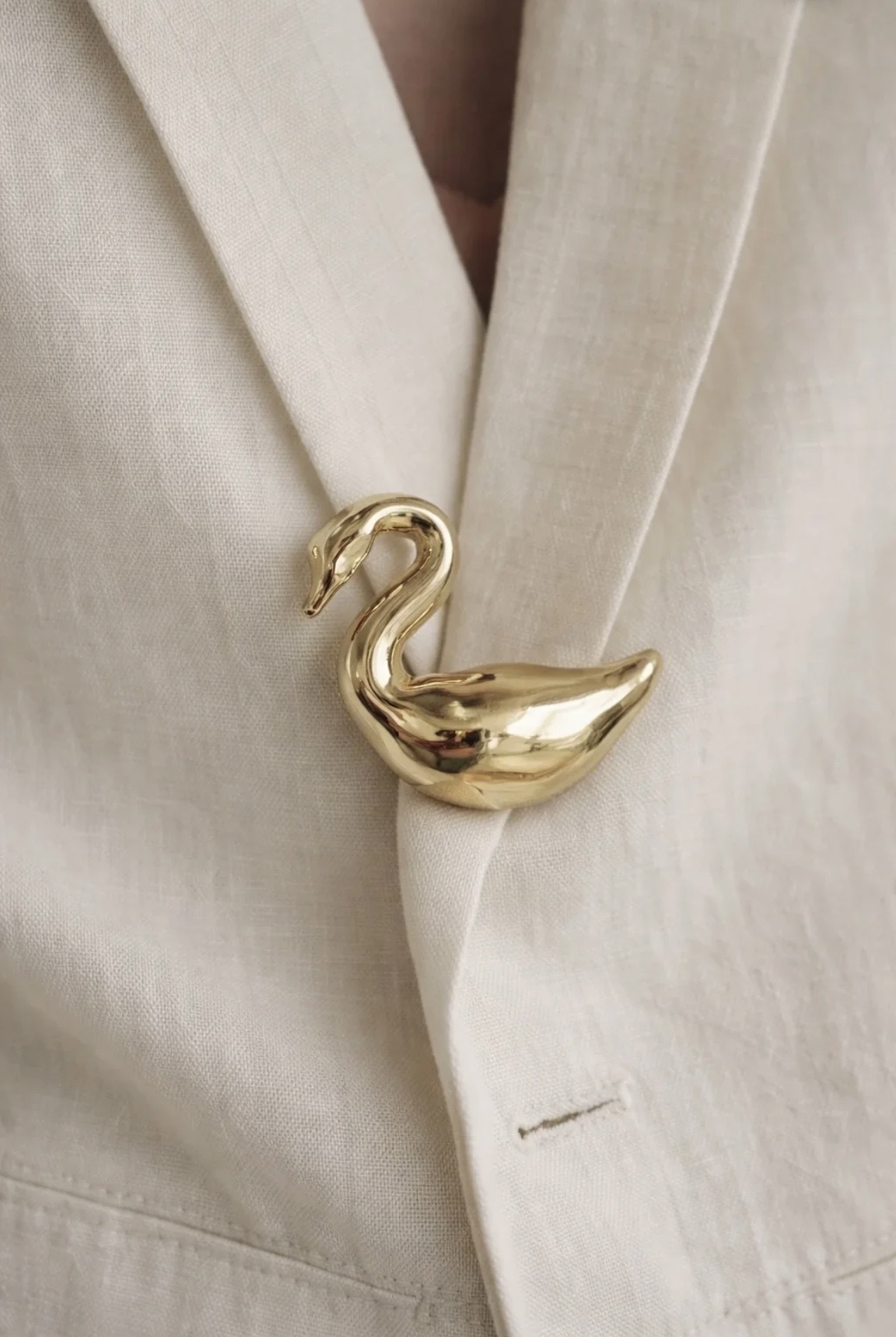 Petite A - Cisne Brooch