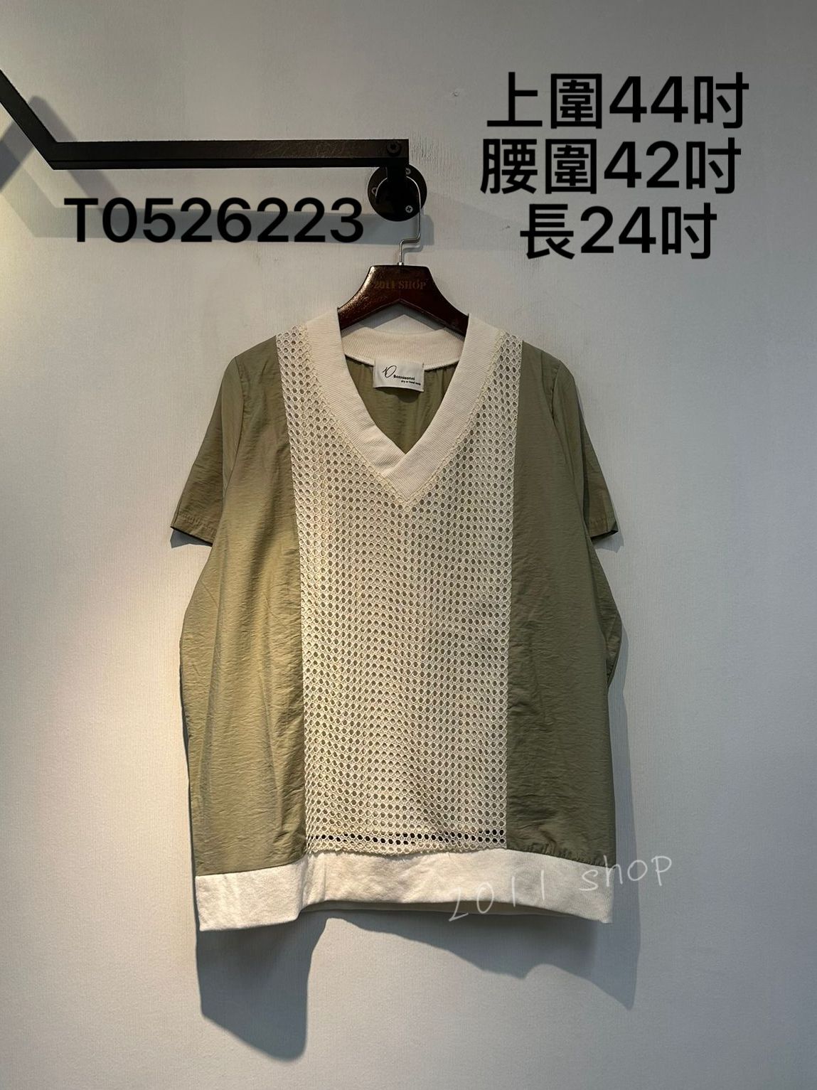 拼色V領鏤空拼布TOP  上圍44吋 腰圍42吋  長24吋  T0526223