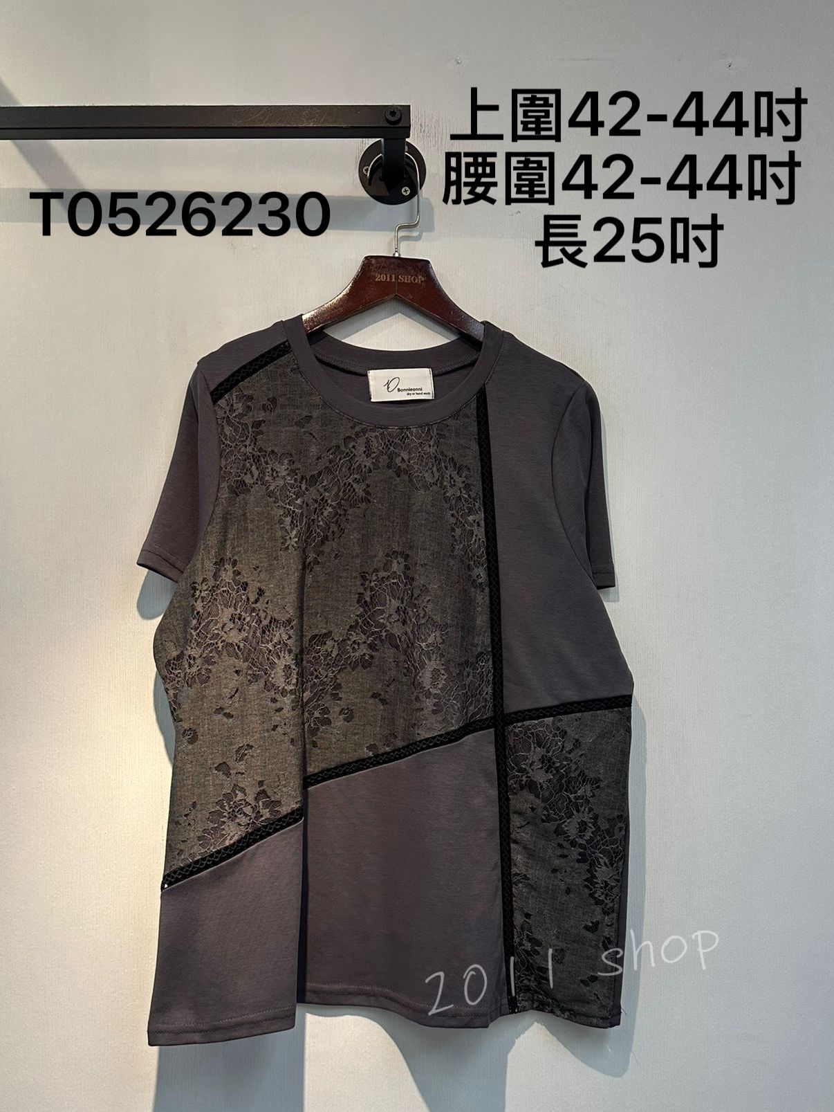 圓領通花Lace拼布TOP  上圍42-44吋 腰圍42-44吋  長25吋  T0526230