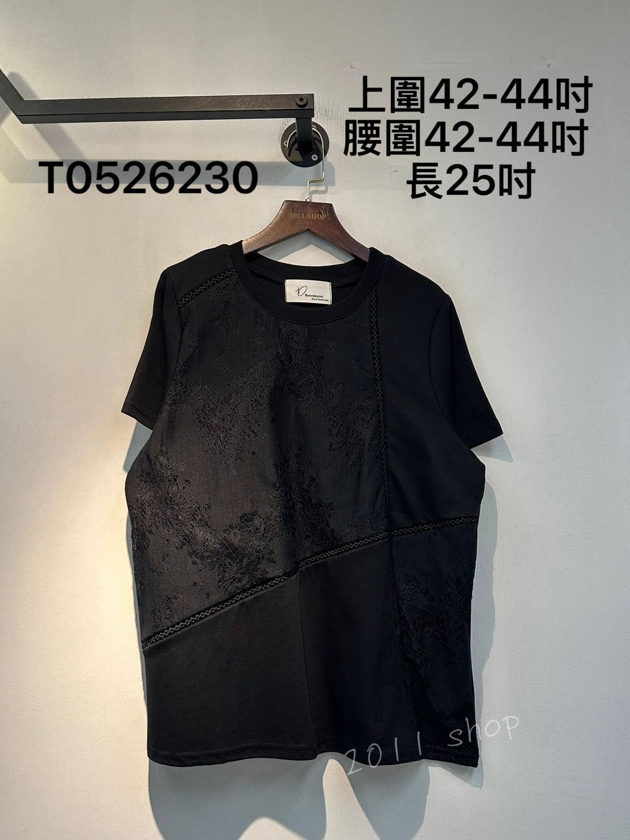 圓領通花Lace拼布TOP  上圍42-44吋 腰圍42-44吋  長25吋  T0526230