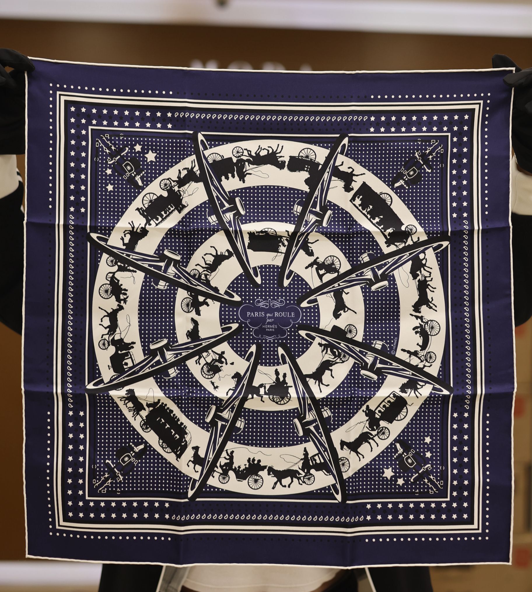 Paris qui roule 55 scarf  100%soie