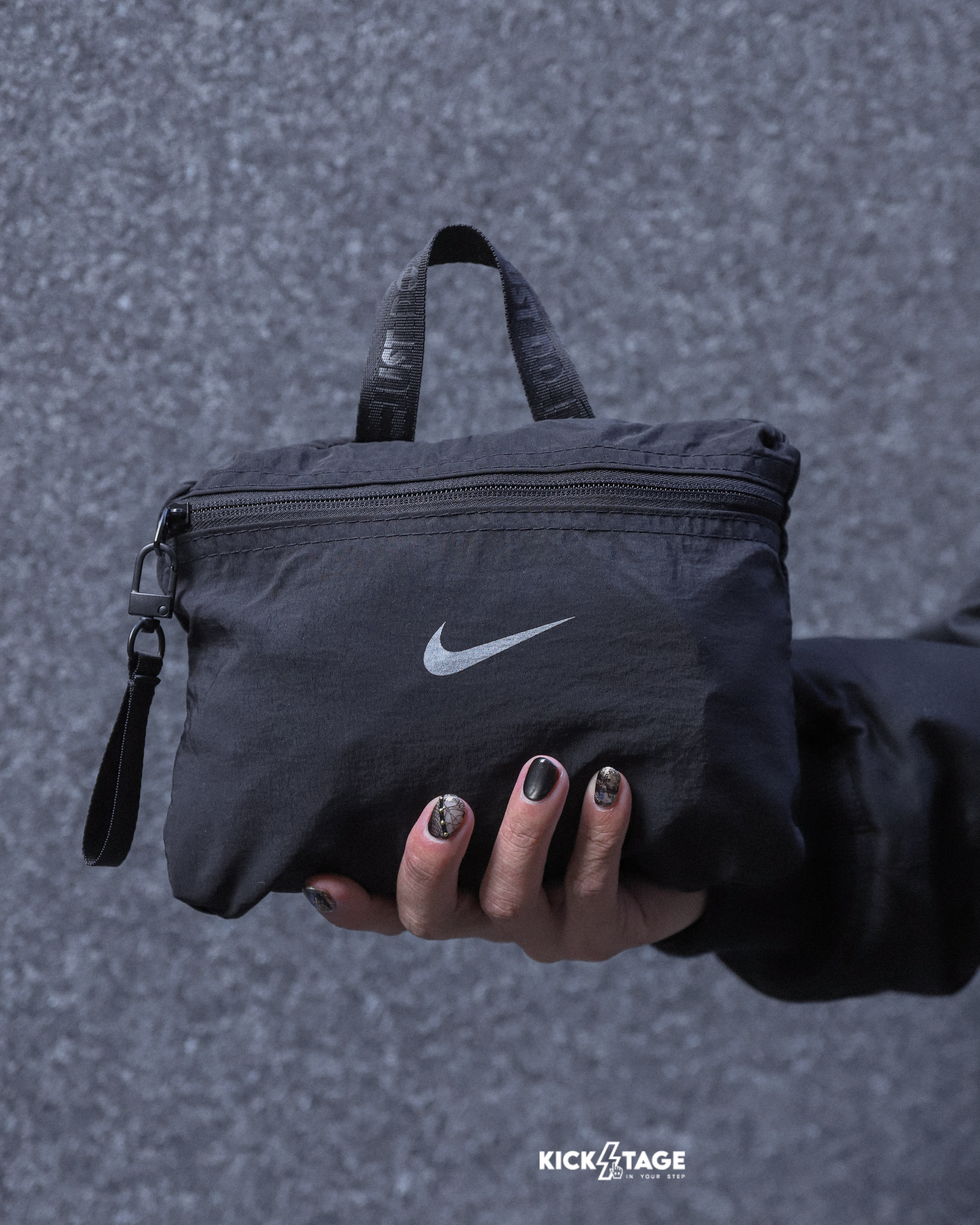 NIKE JUST DO IT. 黑色 機能 可調整 30L 防潑水 可收納 折疊 側背 肩背 手提 運動包 旅行包 健身包 旅行袋【BG050-010A】
