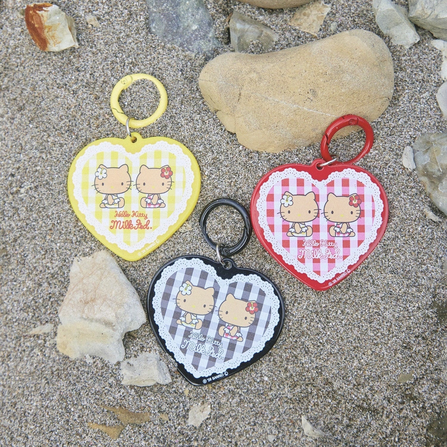 MILKFED. × SANRIO HELLO KITTY 愛心壓克力吊飾 格子造型 海灘 凱蒂貓 三色