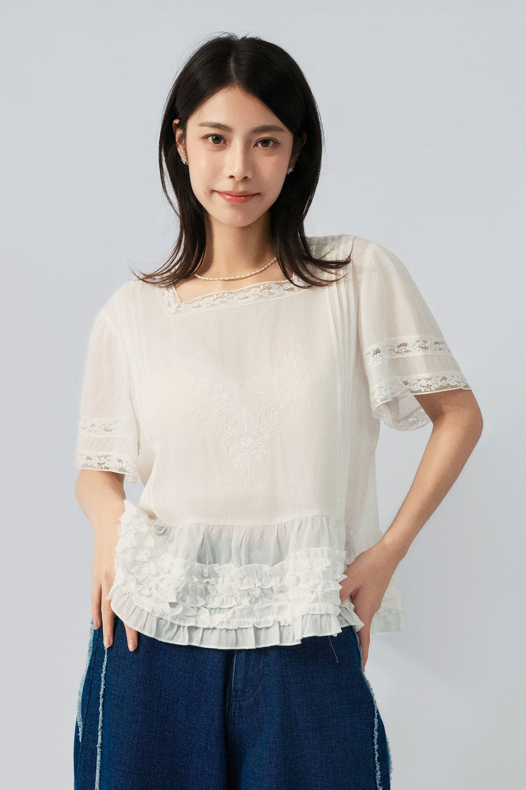 蕾絲方領荷葉腳繡花上衣（預購產品）