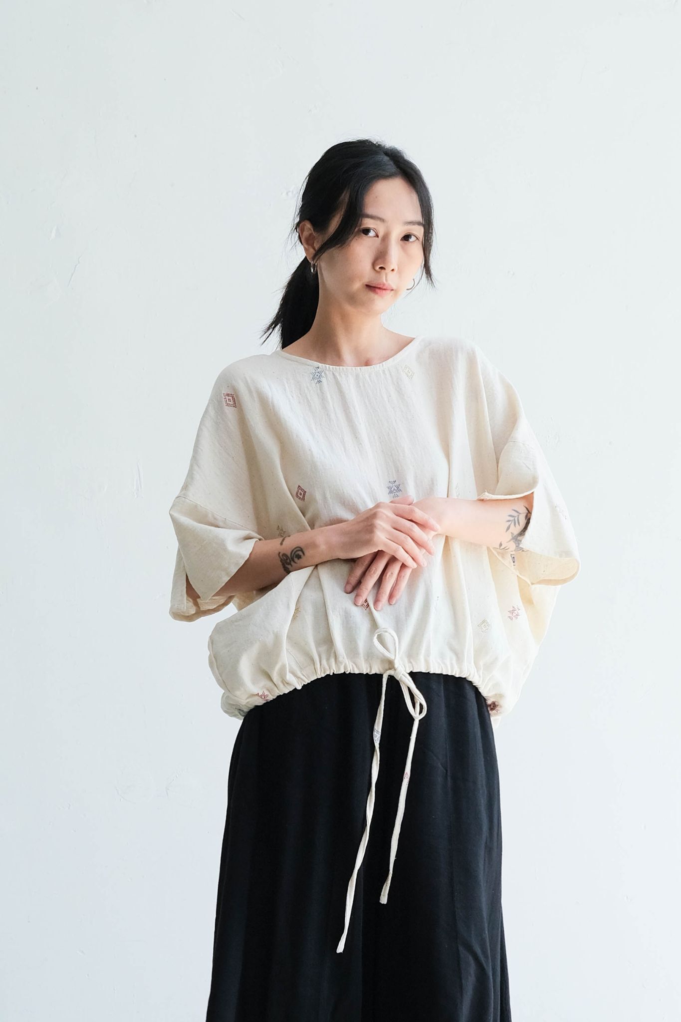 Kachua 下擺抽繩上衣 米白刺繡