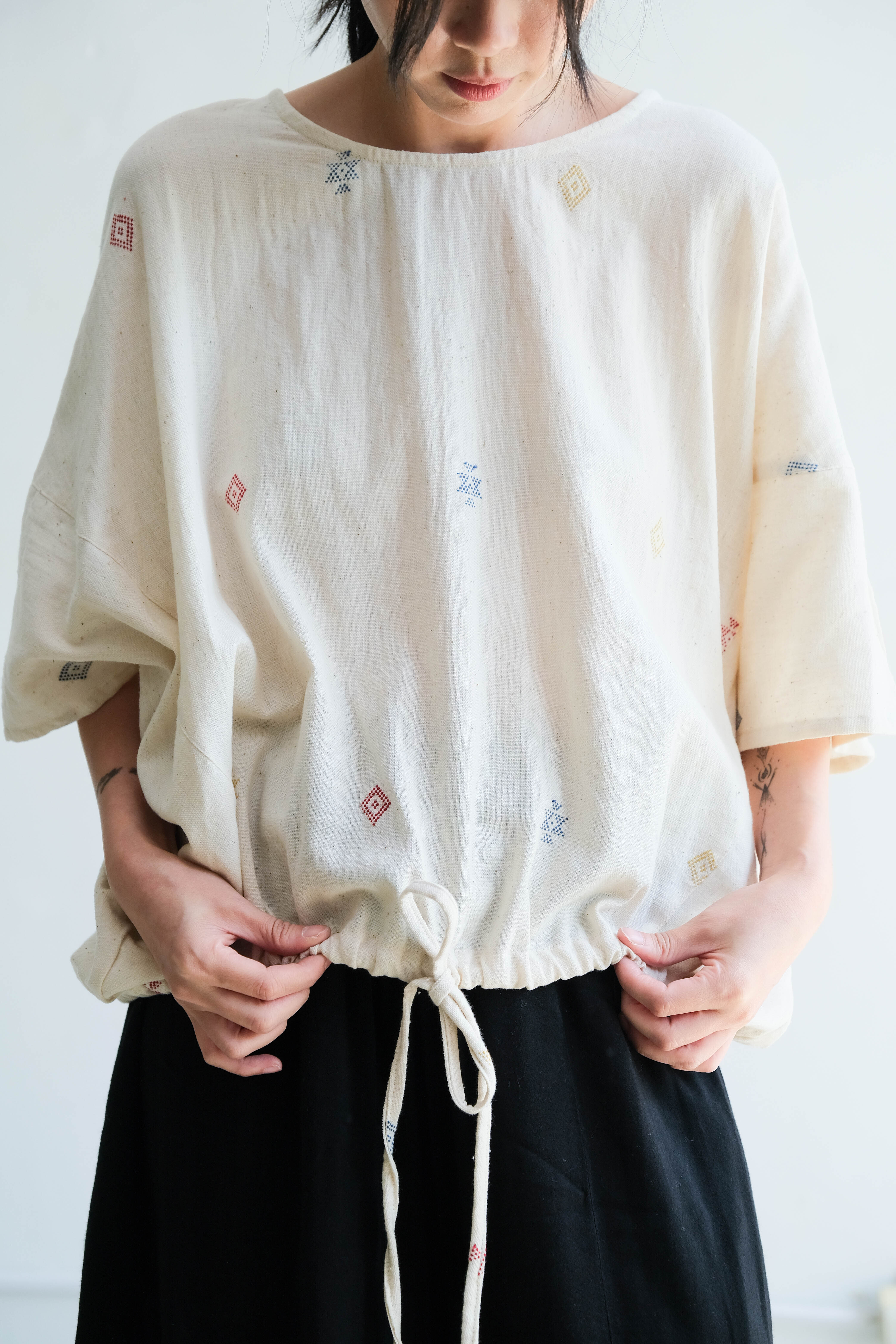 Kachua 下擺抽繩上衣 米白刺繡