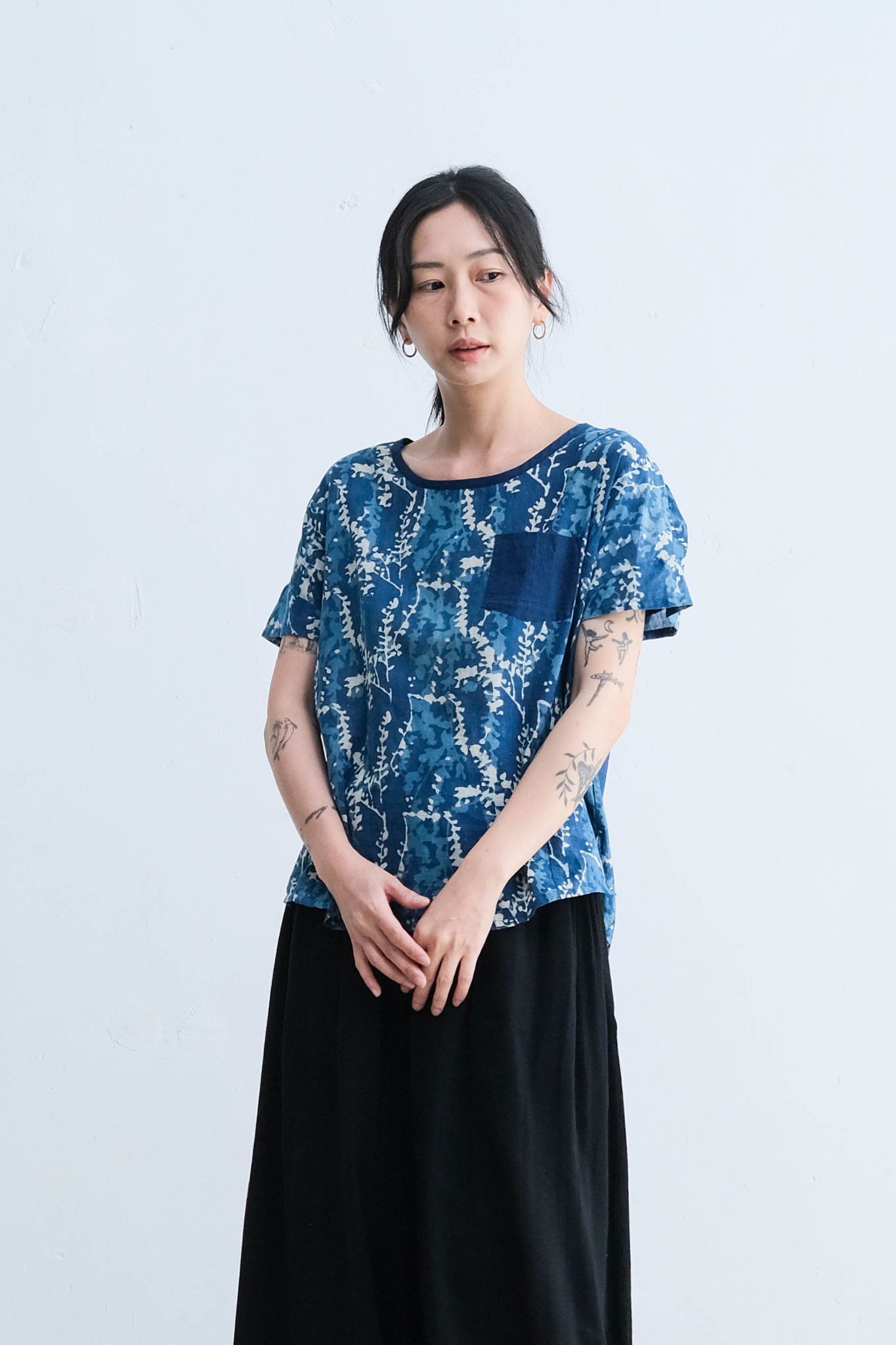 Kachua 圓領小口袋上衣 藍色樹影