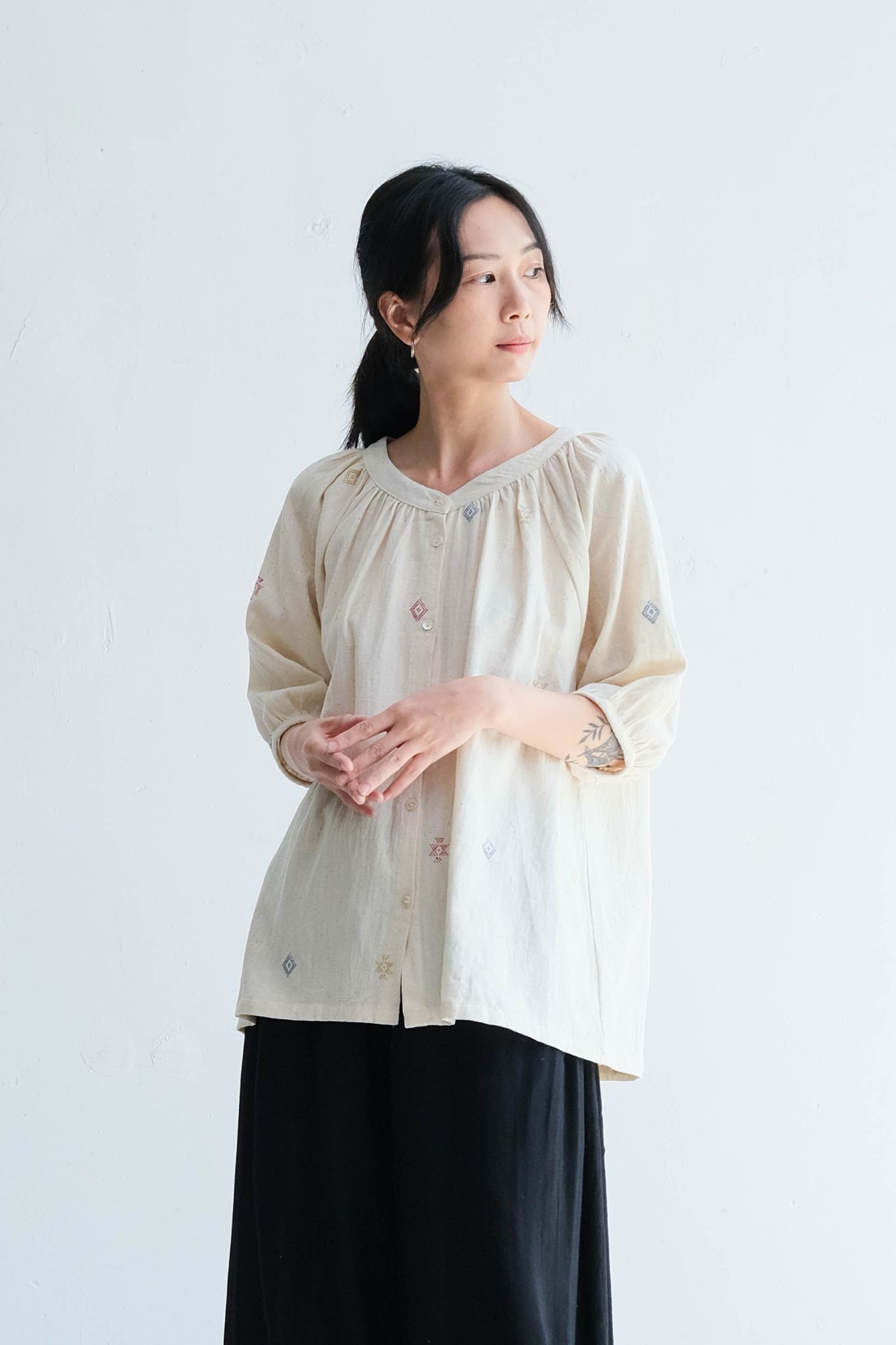 Kachua 小澎袖排釦上衣 米白刺繡