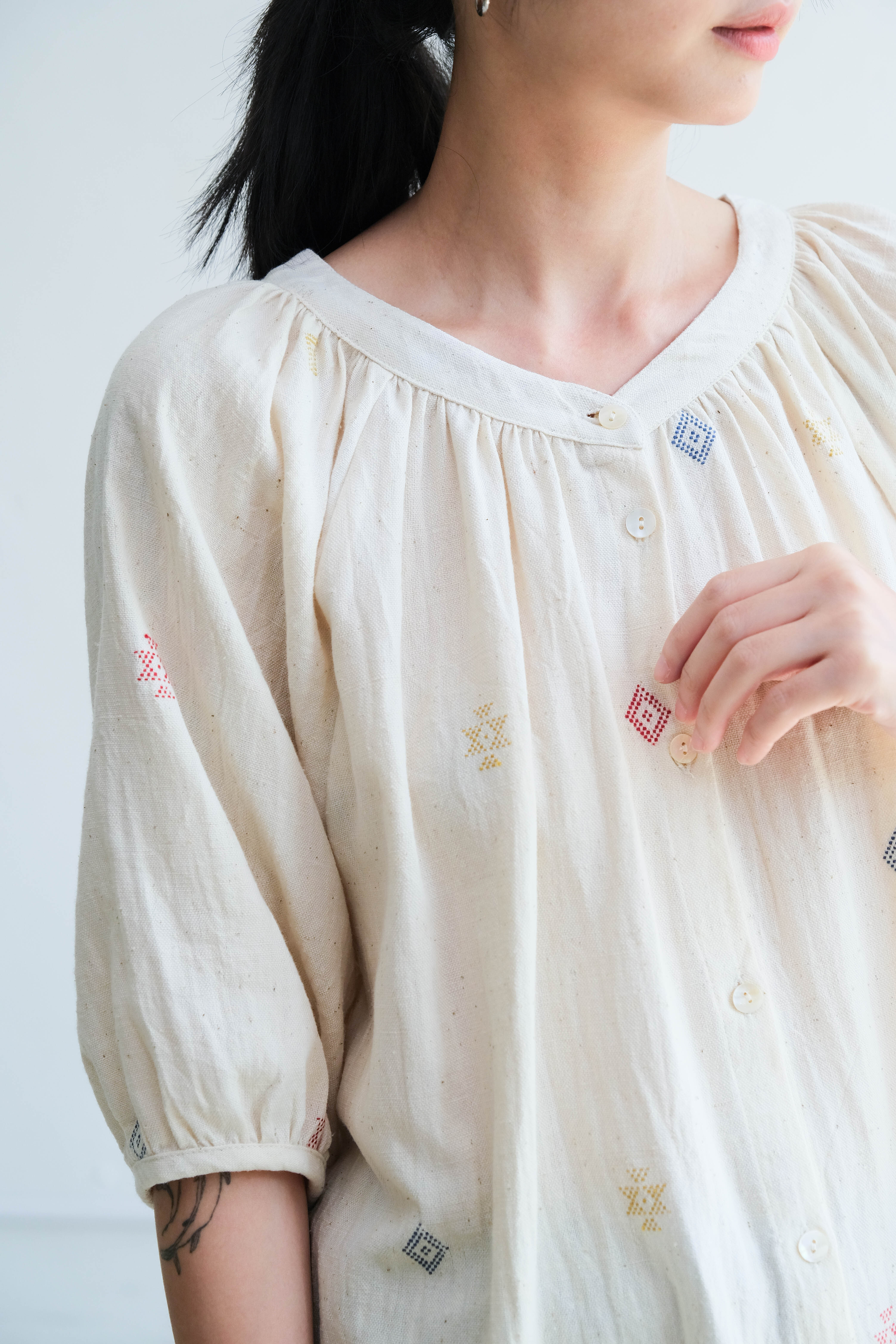 Kachua 小澎袖排釦上衣 米白刺繡