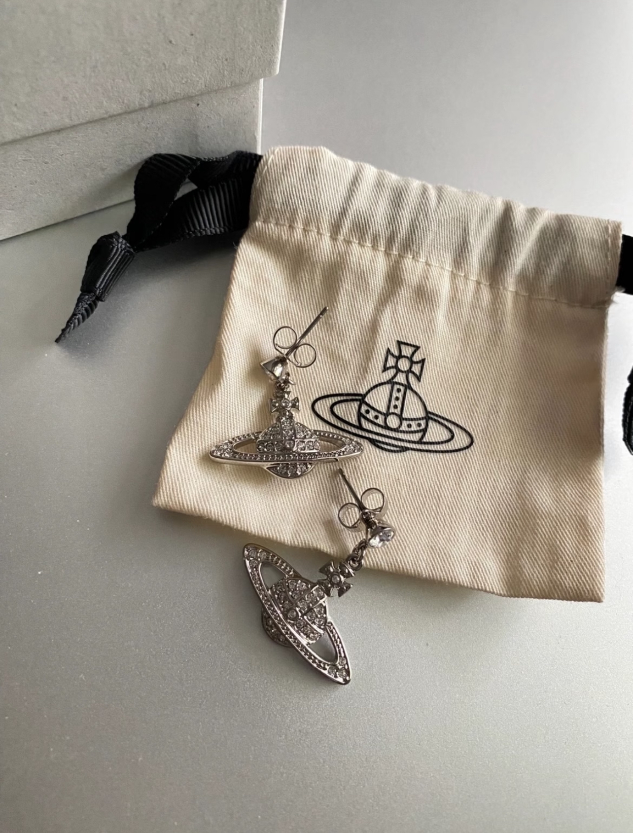 代購-Vivienne Westwood 西太后 mini bas relief drop  星球浮雕吊墜 耳環