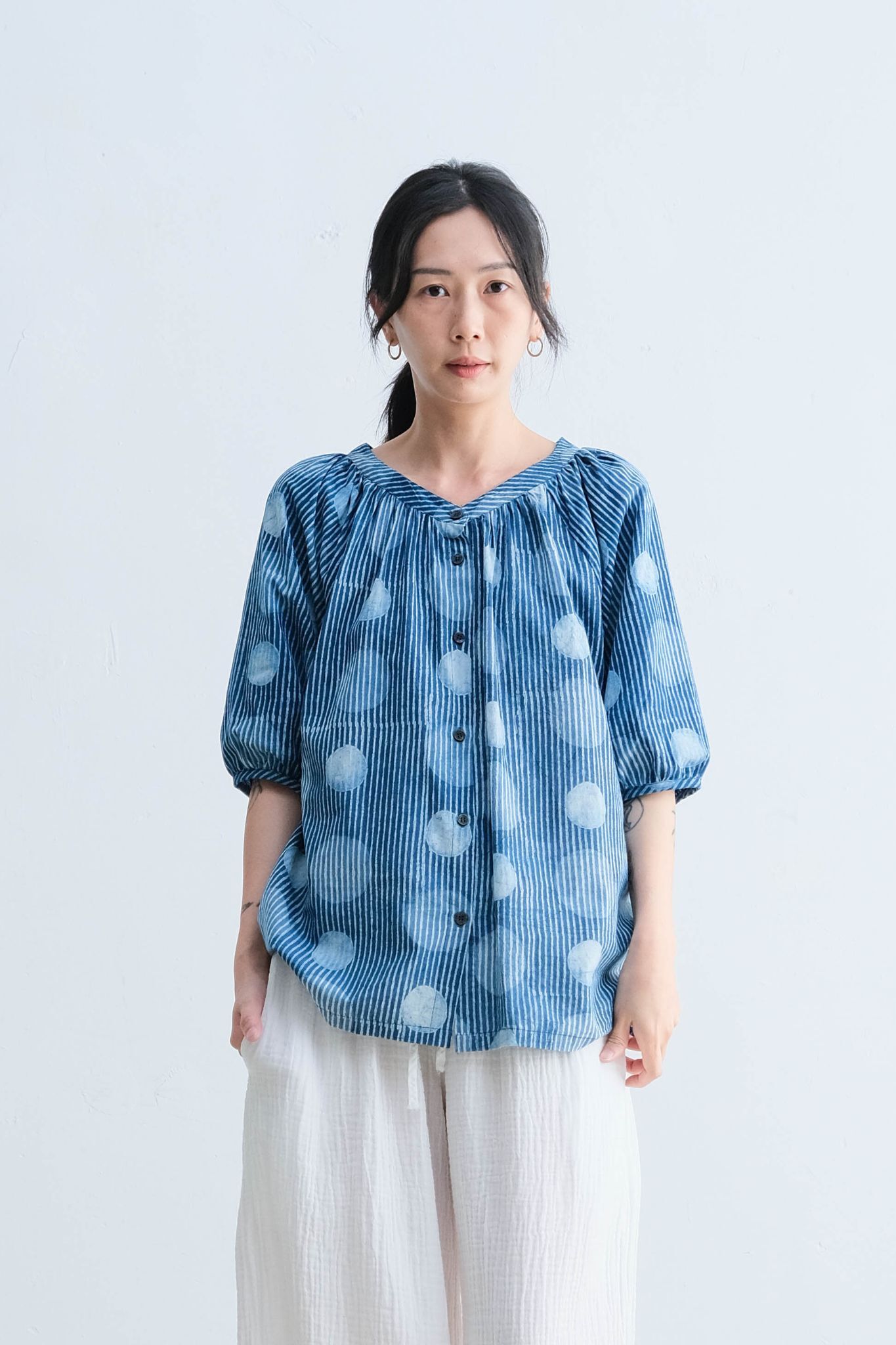 Kachua 小澎袖排釦上衣 藍點條紋