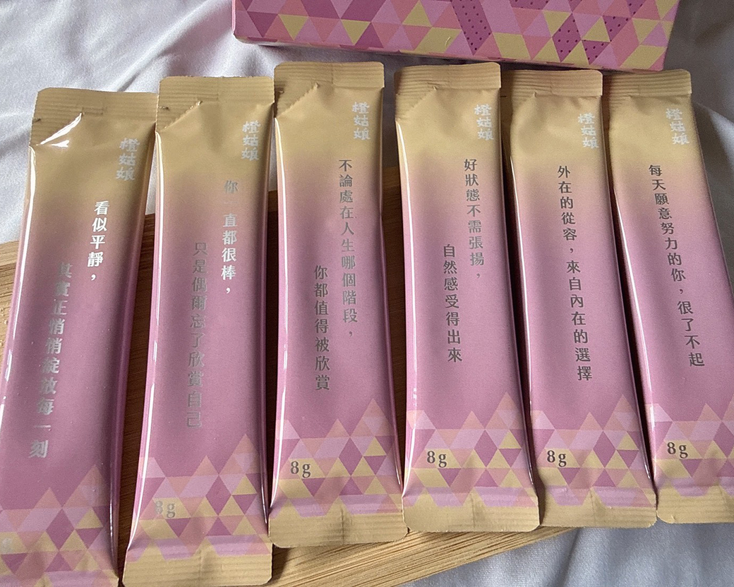 展示橙姑娘C2膠原蛋白單獨包裝背面的鼓勵小語設計,在補充膠原蛋白的同時也能獲得好心情。