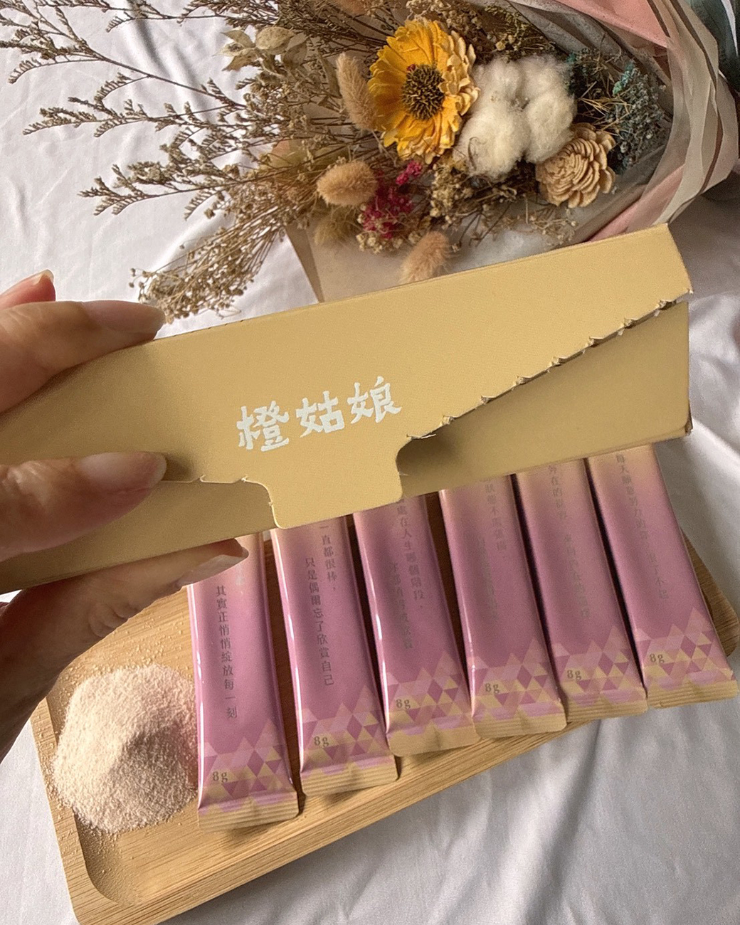 橙姑娘C2膠原蛋白的粉嫩外盒包裝,採用上方開口設計方便抽取,並清楚標示五合一優質成分。