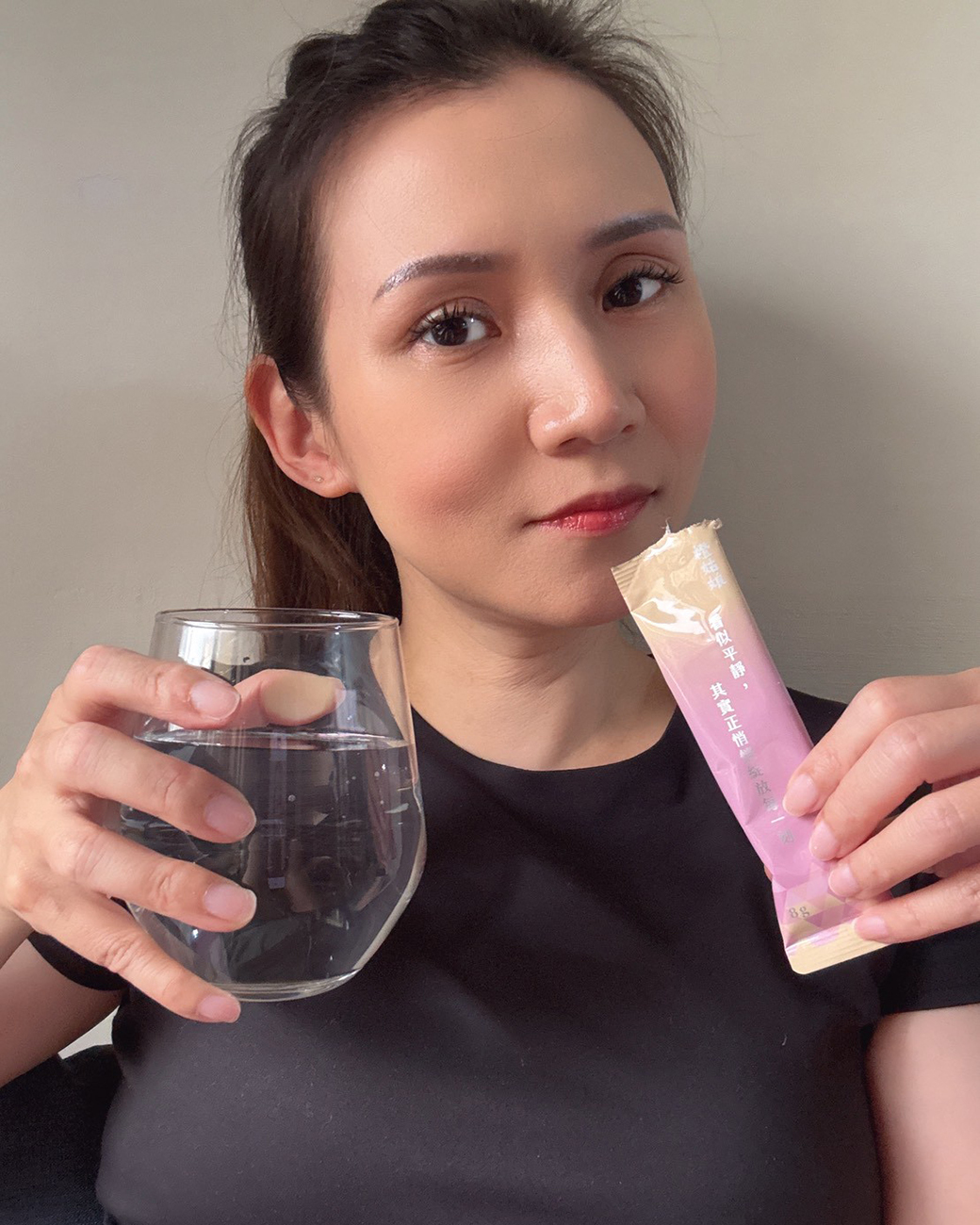 BerBer從粉嫩的外盒中拿出橙姑娘C2膠原蛋白,搭配開水食用