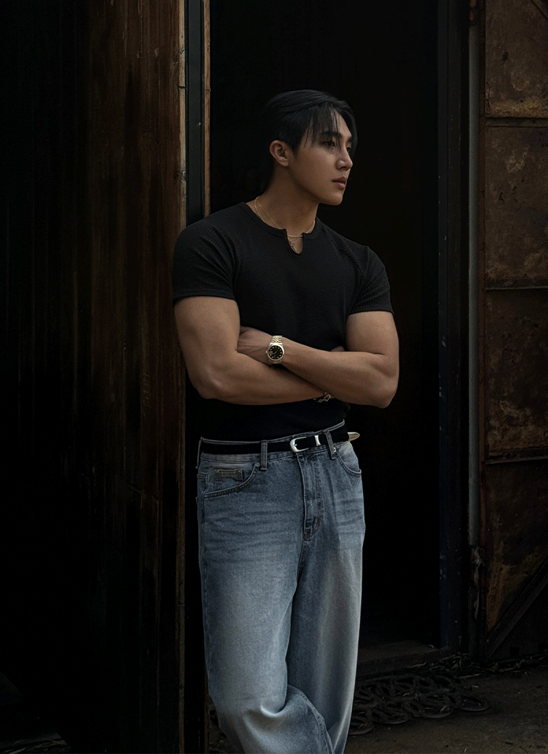 Slit V-neck muscle short-sleeved T-shirt