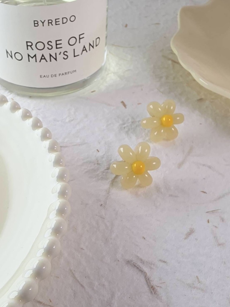 36194 厚版造型黃色花花耳釘耳環
