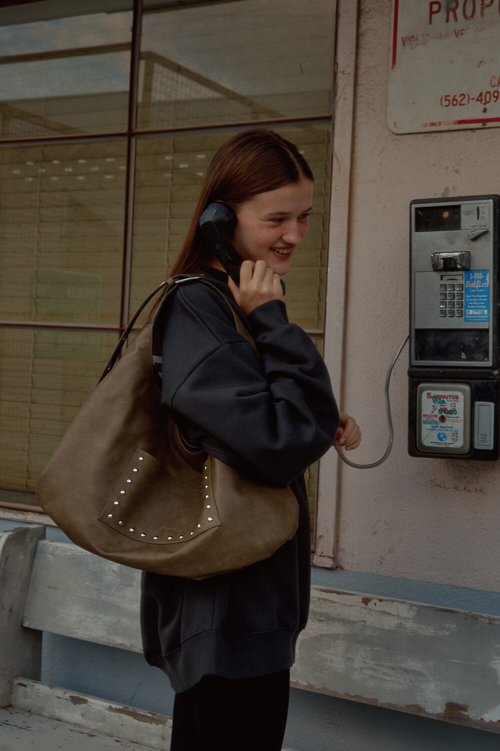 《限時團購優惠》LETERIE STUD BUCKLE REVERSIBLE SHOULDER BAG