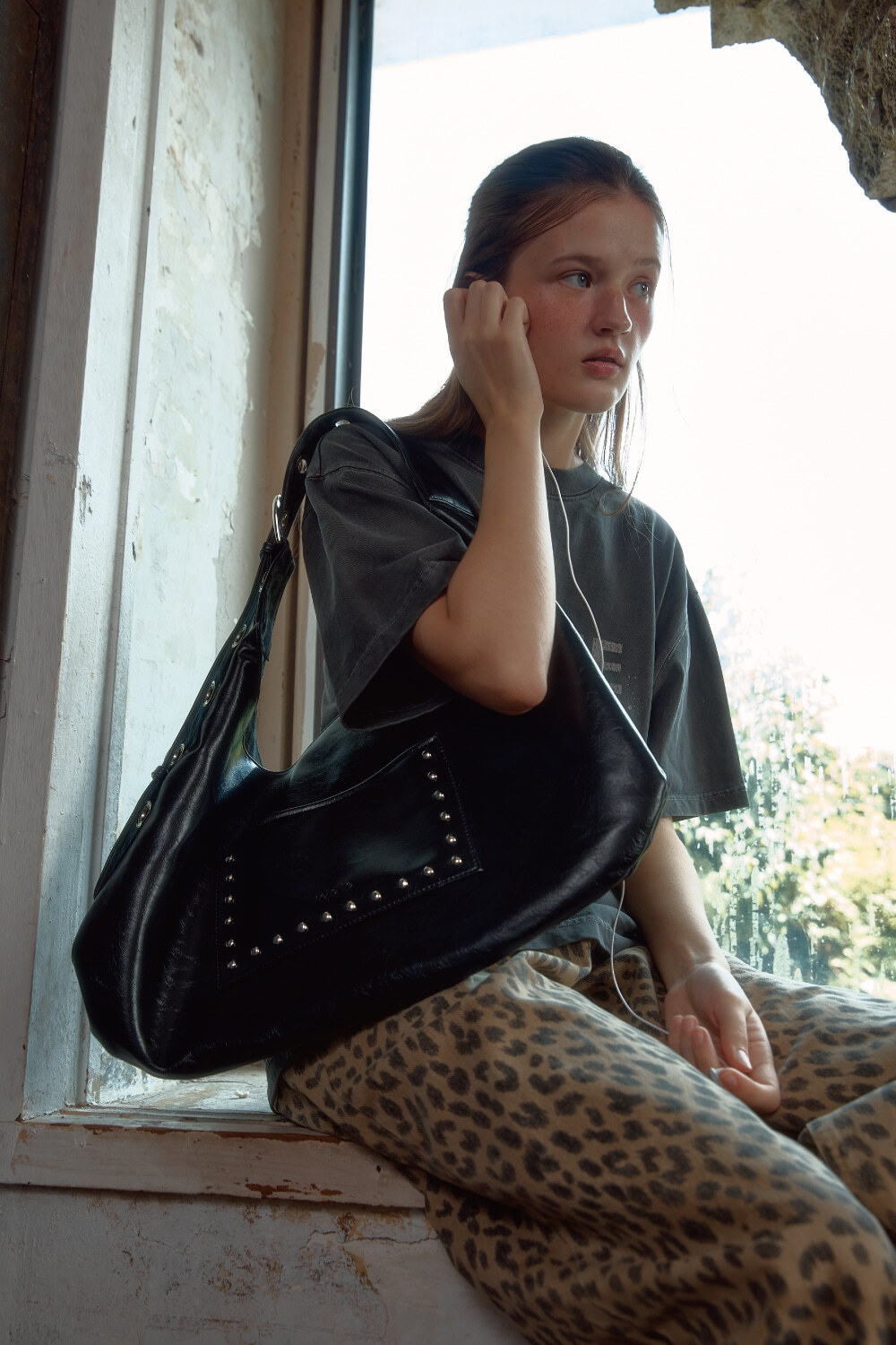 《限時團購優惠》LETERIE STUD BUCKLE REVERSIBLE SHOULDER BAG