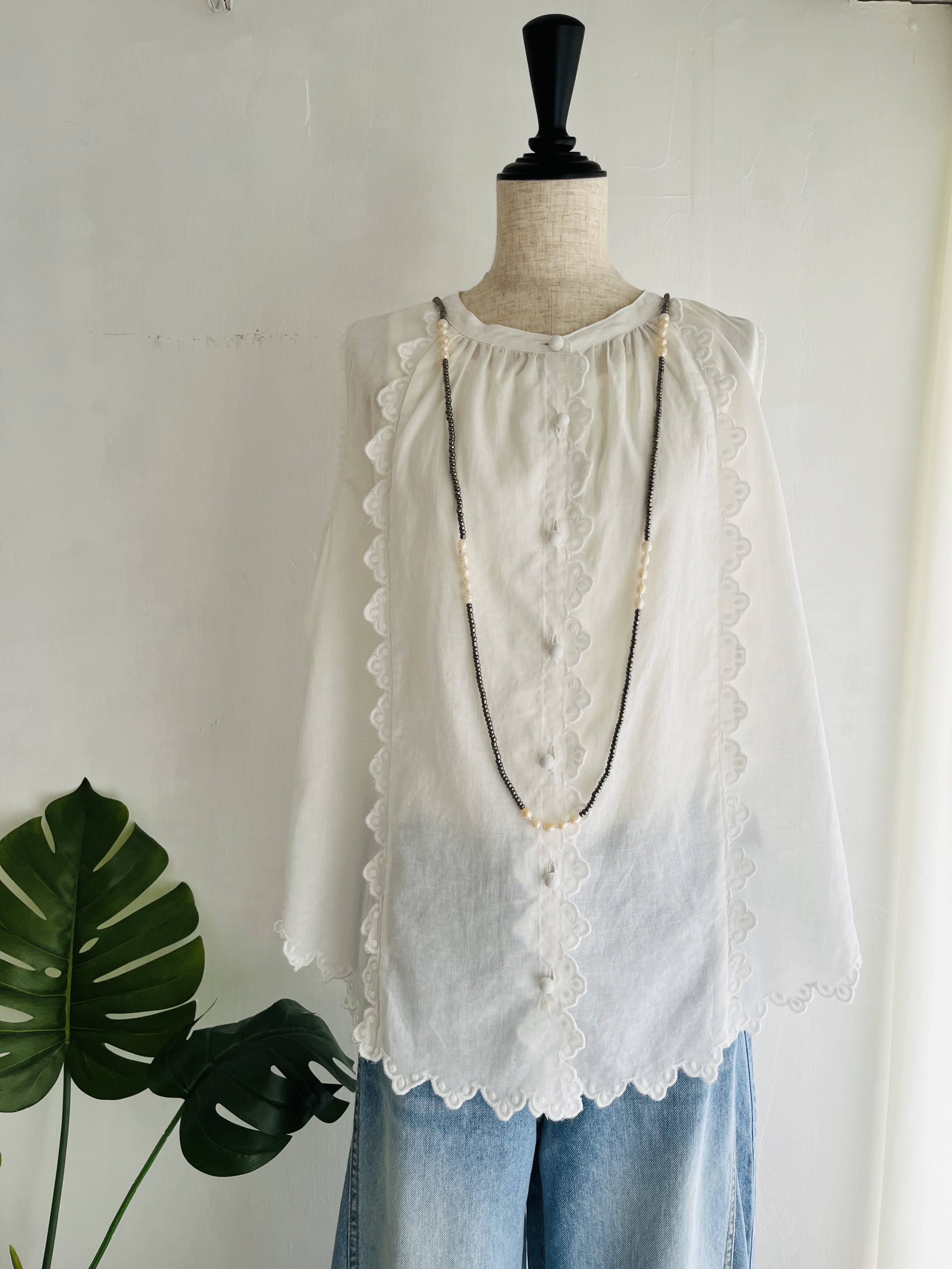 tumugu白色刺繡花邊背心