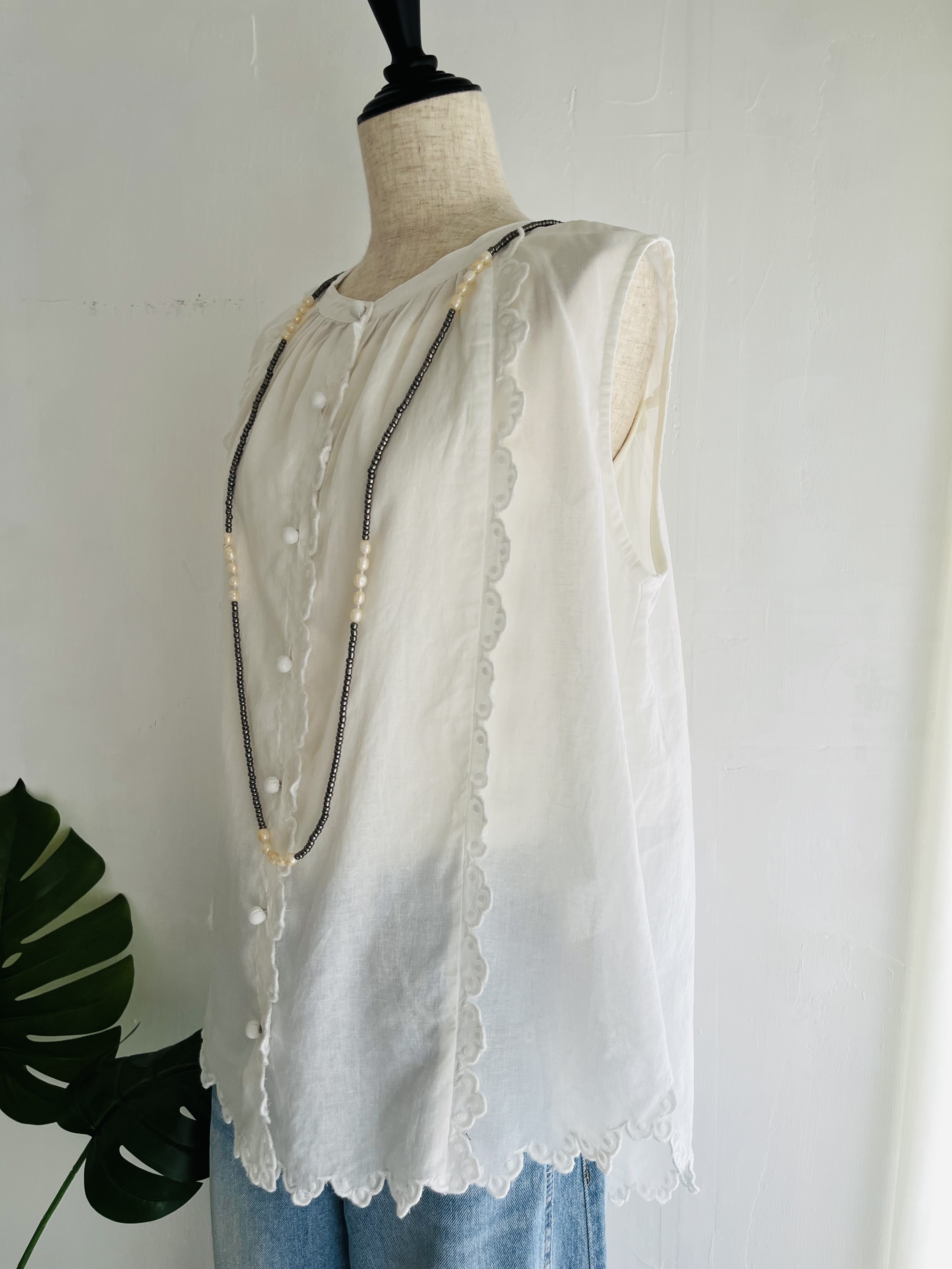 tumugu白色刺繡花邊背心