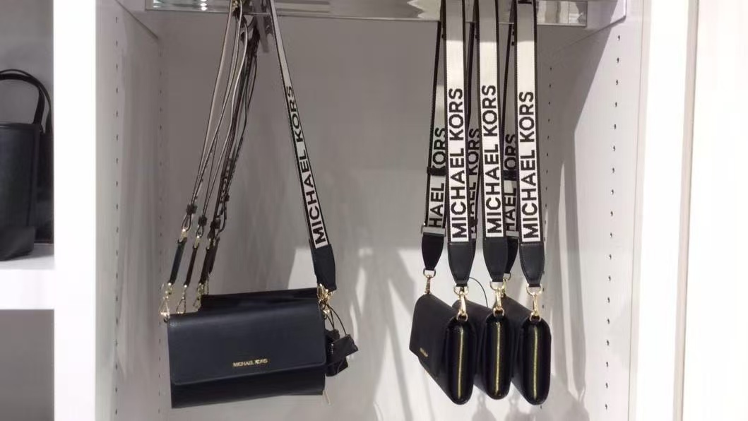 【預購】H061112 Michael Kors 大號銀包斜孭袋